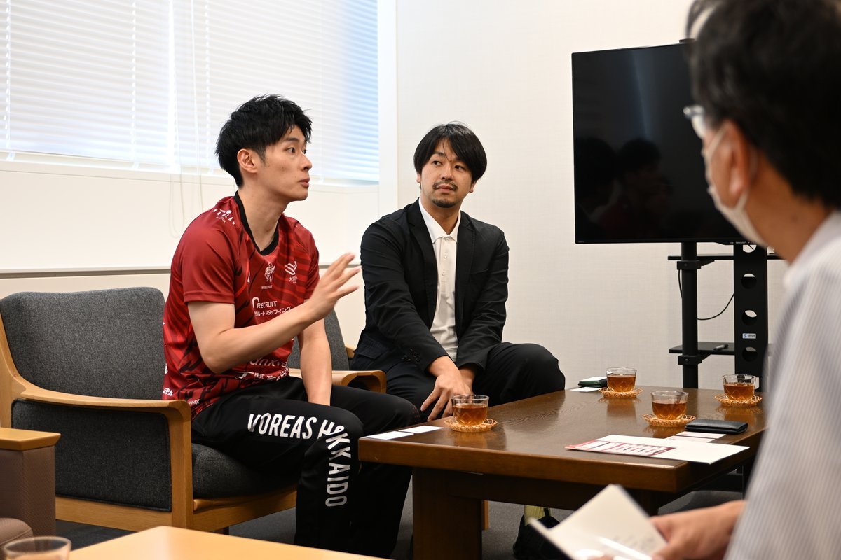 asahikawa_jp's tweet photo. 【寄附に伴う感謝状贈呈を行いました✨】

7/17(金)、株式会社VOREAS様から、令和8年度に旭川市内の小学校へ入学した新1年生へ、お名前シールをご寄附いただき、和田教育長から感謝状を贈呈しました。

ご寄附いただいたお名前シールは、新1年生が学校で使う色々なものに貼って、元気に学校生活を送っています🏫

この度のご寄附、誠にありがとうございます✨

#旭川市 #旭川市教育政策課 #感謝状贈呈