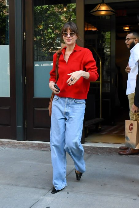 beckynsu's tweet photo. #dakotajohnson style🥰 https://t.co/uRapyTXsYN