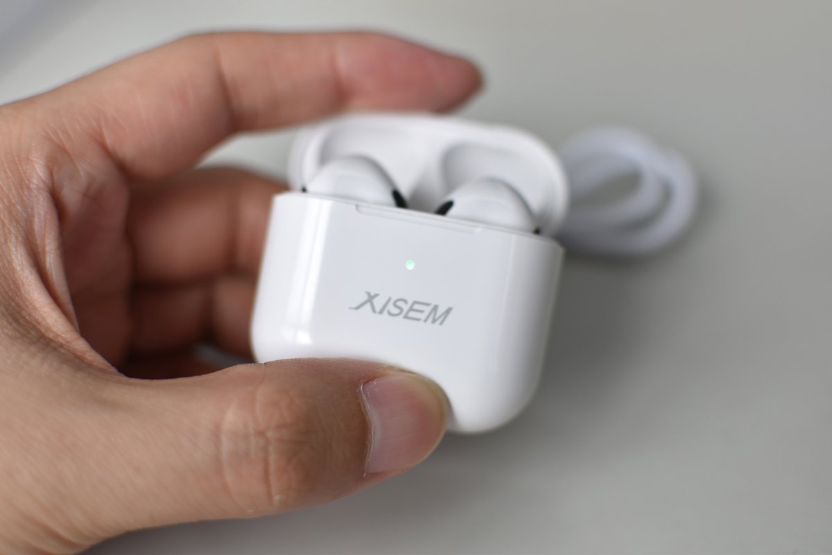 mmatop1's tweet photo. Just unboxed my new wireless earbuds  Charging case design is so sleek and they sound way better than expected—worth every penny! #TechFinds #Unboxing， https://t.co/SH1QXWjv37