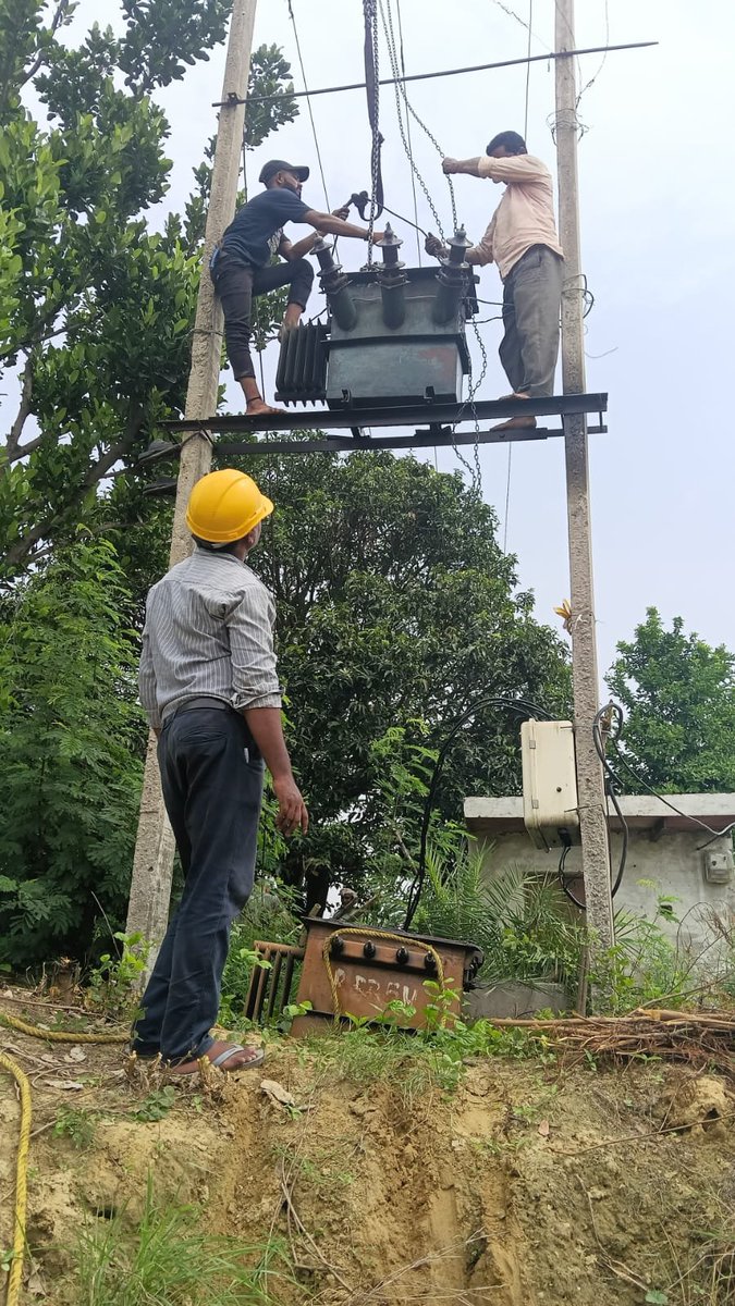 chauhanarjun055's tweet photo. @shalabhmani भैया का मदद के लिए बहुत बहुत आभार संभव ही नहीं था कि आज ट्रांसफार्मर आ जाए किंतु आपने करके दिखा दिया । आज तक आपके द्वारा  किए गए कार्य के बारे में पढ़ा था आज स्वयं के लिए देख भी लिया देवरिया एवं उत्तर प्रदेश का भविष्य सुरक्षित हाथों में है । सादर प्रणाम  @myogioffice https://t.co/Xf0KeiICza