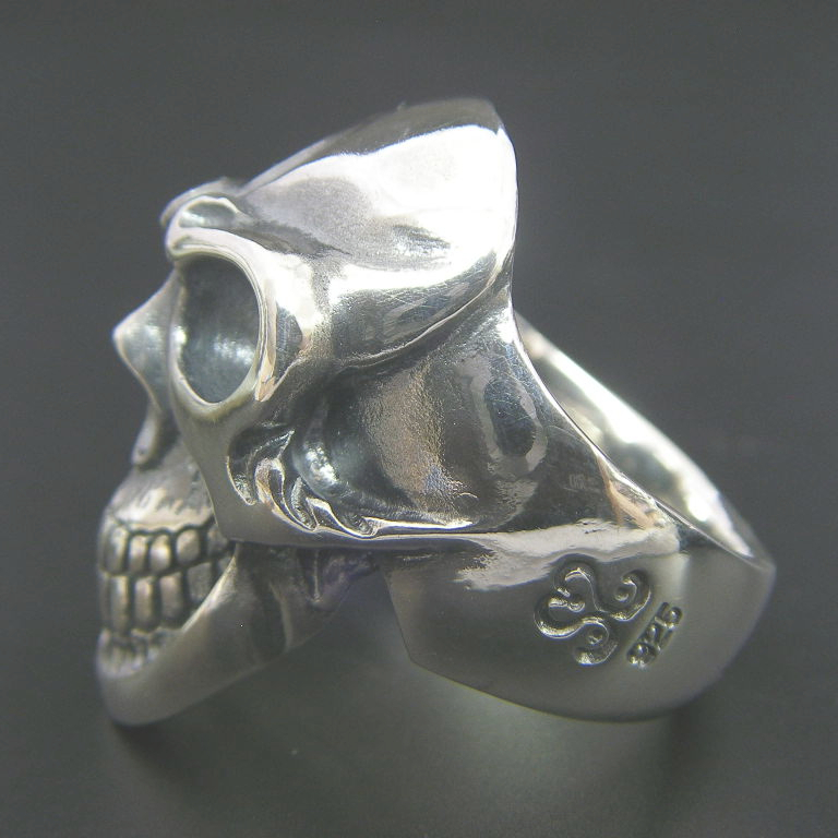 sxm_silver's tweet photo. 【☆プレゼント企画☆】

対象商品：RING   品番：R13
素材：silver925
https://t.co/a05dO4bRzo

▼参加方法
①@sxm_silver　をフォロー
②この投稿をリポスト＆いいね

▼当選者数
１名

▼応募期間
～7/23(木)　23：59まで

▼抽選
終了から２日以内に抽選。当選者にはポストで発表致します。当選者確定後、後ほどDMにて送付先を伺います。

☆今日のお話(*‘ω‘ *)
今回は前回告知していた通り指輪のプレゼント企画となります。どれにしようかなー？？と思っていましたが、何となくこの指輪にしました。結構奮発していると思いますｗｗ装着してみるとわかるのですが、凄くフィット感が良く個人的にも良い指輪だなと思います。（画像では伝わらないかも？？）

指輪のプレゼント企画はいつも通り当選者発表後、指輪のサイズを伺いそれに合わせて製作しますのでお渡しまで１か月間ぐらいはかかりますので事前にご了承くださいませ(._.)

ちょっとずつ新作制作しているのですが、そんなに進んでいません( ;∀;)
毎日株式投資をYouTube見て勉強しているのですが、その時間のウェイトが多すぎてシルバーアクセサリー製作に時間が割けていないのが原因ですね。でもシルバーアクセサリー製作しながらYouTube聞いていてもなかなか頭に入りにくいんですよね。今どうすれば効率よくできるか試行錯誤中です。

株式投資は今日は歴史的にといってもいいぐらい日本市場は大暴落でしたね。ちなみに私は大きくダメージを受けています（笑）( ;∀;)( ;∀;)( ;∀;)常に追証の恐怖におびえながら２か月間過ごしていましたが、さすがにずっとこれだと疲れるので思いっきりバッサリ損切りしました(;・∀・)(;・∀・)致命傷のダメージです(-_-;)(-_-;)せっかくの今までの利益分がほぼなくなるぐらいとなってしまったので、次回はもっと慎重に冷静に早めの損切り、早めの損切り、早めの損切り、早めの損切り、早めの損切り、早めの損切り、早めの損切り、早めの損切り、早めの損切り、早めの損切り・・・・（大事なことのため呪文のように唱えます）してみせます。目指せ億万長者！！('◇')ゞ

どしどしプレゼント応募お待ちしておりまーす('ω')ノ

#プレゼントキャンペーン
