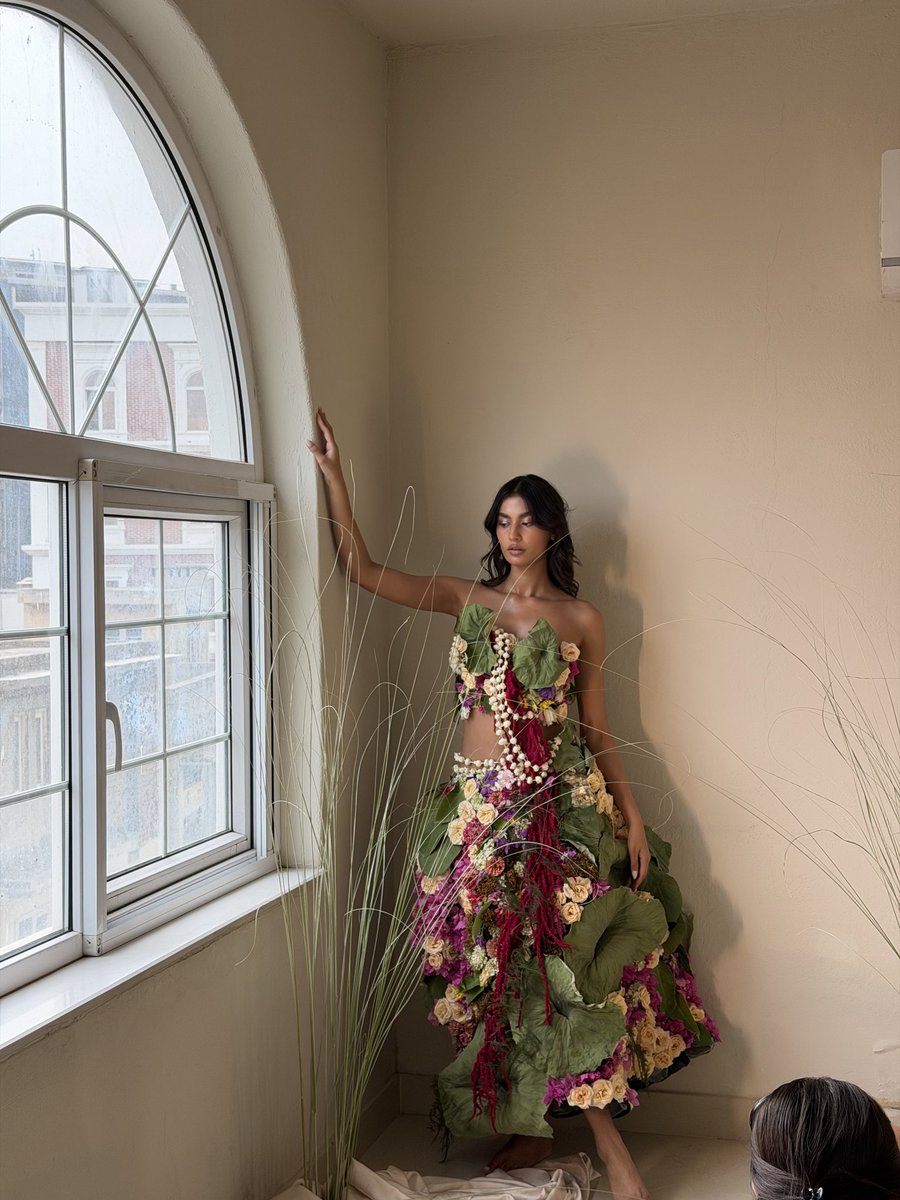 h_sweb's tweet photo. Made a dress out of fresh flowers - doesn’t get more whimsical than this https://t.co/25YzJkthuf