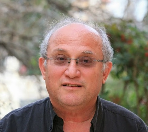 TomerPersico's tweet photo. פרופ' אבי שגיא, מגדולי ההוגים בישראל כיום, נפטר. 

מעמיק, חד, חסר מורא ובעל אומץ ציבורי נדיר, שגיא חקר וכתב ופיתח את הזהות היהודית המודרנית בכלל והישראלית בפרט. בחן את הקשר בין דת ומוסר. כתב על אפשרות האמונה והפולחן הדתי בעולם מחולן. העמיק בזיקה בין ההגות הציונית לאקזיסטנציאליזם. 

הגותו נעה סביב ציר מרכזי אחד: אמון עמוק באדם. בכל כתיבתו חזרה ועלתה התביעה כלפי הסובייקט האנושי, חילוני או דתי, לקחת אחריות ולא לברוח תחת מרות חיצונית. הוא ביקש להעמיד את הקיום האנושי והיהודי על מחויבות ואחריות, ולא על ודאות מטאפיזית או כניעה לסמכות, וראה בפרט סובייקט פרשני ומוסרי הנושא באחריות עליונה לעולמו המוסרי והרוחני. 

שגיא צמח בציונות הדתית והיה עד מותו נאמן לרוח המתונה ואוהבת האדם של תנועת המזרחי. הוא התעקש שהמסורת אינה חפץ חתום מן העבר אלא שיחה חיה שבני אדם מקיימים עמה ודרכה הם מעצבים את עצמם ואת החברה שסביבם. הוא לא הפריד בין המחקר האקדמי לבין המחויבות הציבורית והחינוכי וכל חייב שירת את הציבור במגוון מסגרות. 

היה קולגה שלי במכון שלום הרטמן @MachonHartman וידיד אישי. יהי זכרו ברוך.