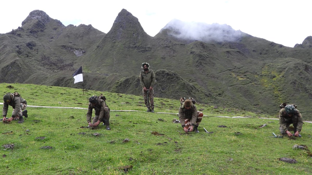 GajrajCorps_IA's tweet photo. 𝑻𝒓𝒂𝒊𝒏𝒊𝒏𝒈 𝑻𝒐𝒈𝒆𝒕𝒉𝒆𝒓. 𝑺𝒕𝒂𝒏𝒅𝒊𝒏𝒈 𝑺𝒕𝒓𝒐𝒏𝒈𝒆𝒓.

Reaffirming the spirit of jointness & integration, #GajrajCorps conducted a joint training with ITBP in the rugged high altitude terrain of Yangtse. The training enhanced jointness, interoperability & synergy between Indian Army & ITBP in line with #COAS vision of “VIJAY”.

संयुक्तता और एकीकरण की भावना को और सुदृढ़ करते हुए, #GajrajCorps ने Yangtse के दुर्गम उच्च हिमालयी क्षेत्र में ITBP के साथ संयुक्त प्रशिक्षण आयोजित किया।

इस प्रशिक्षण ने #IndianArmy और ITBP के बीच संयुक्तता, आपसी समन्वय तथा एक साथ कार्य करने की क्षमता को और मजबूत किया। यह प्रशिक्षण #COAS के "VIJAY"  के विज़न के अनुरूप आयोजित किया गया।

#OperationalReadiness
#JointTraining

@adgpi  @easterncomd  @PROTEZPUR @ITBP_OFFICIAL