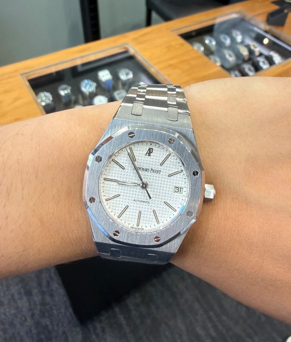 GlobalWatchClub's tweet photo. How much would you value this watch at? Full box and papers from 2005. 

Asking for a friend. https://t.co/elBts6xN3a