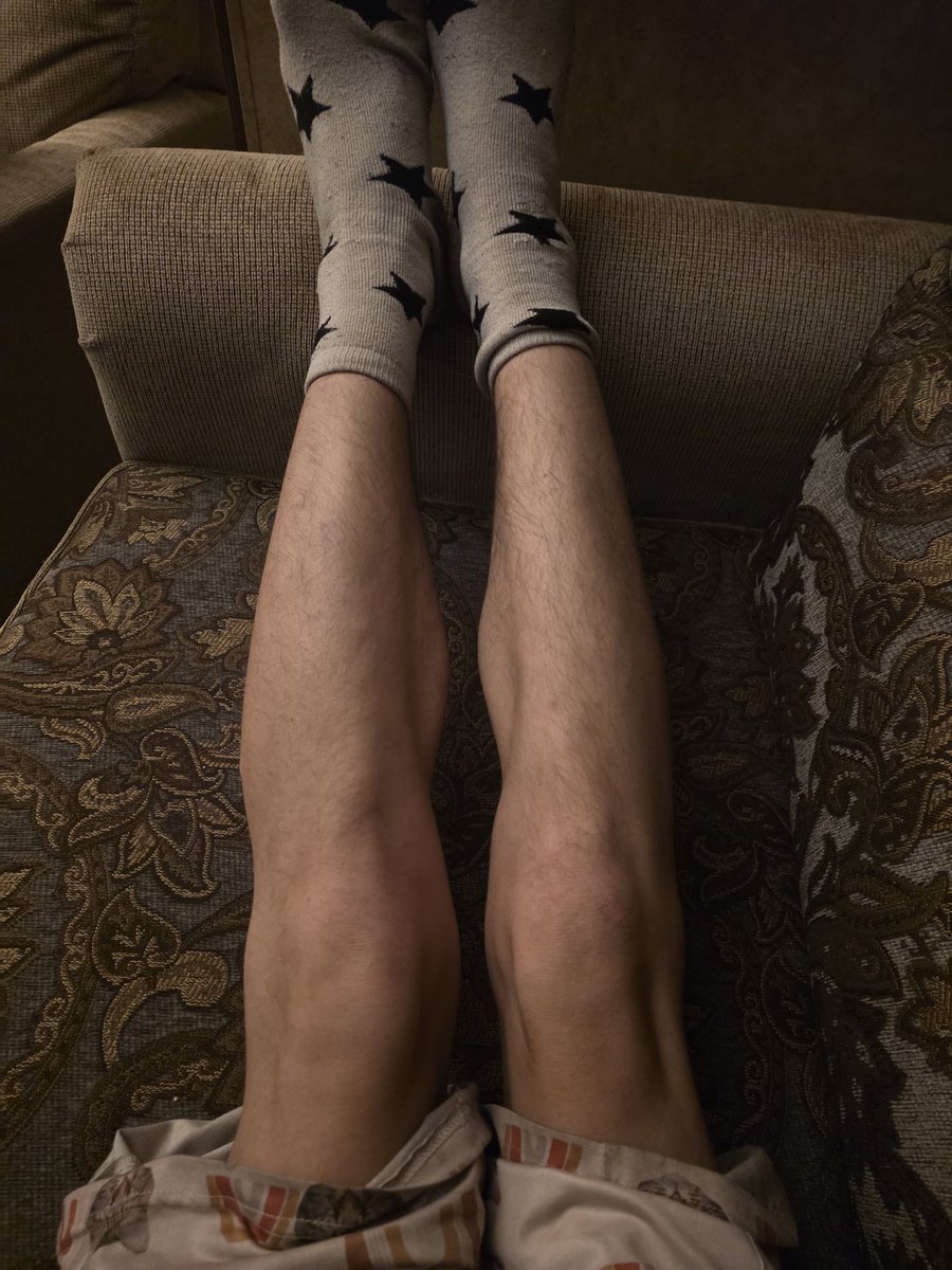 ghostivyleaves's tweet photo. awkward bodycheck sorry #vunerable but I think I'm having such bad bmi dysmorphia because of my legs I try to ignore them but they have a lot muscle https://t.co/f2pWdGpB12
