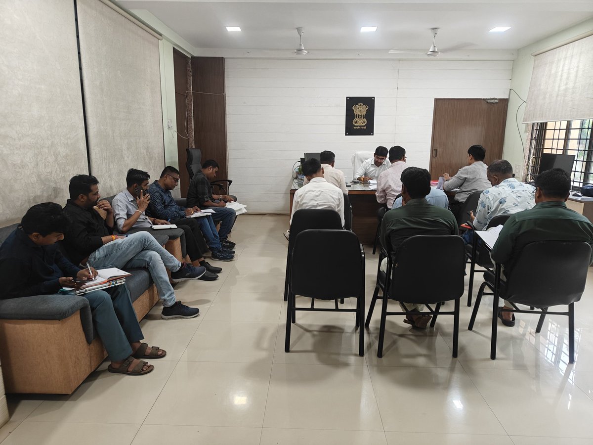 DC_vyara_tapi's tweet photo. નિજર division ની RO meeting ma મામલતદારશ્રી, tdo શ્રી, અને નાયબ મામલતદારશ્રીઓ ને બાકી કામગીરી સત્વરે પૂર્ણ કરવા સૂચના આપી અને જરૂરી માર્ગદર્શન આપવામાં આવ્યું @CollectorTapi @revenuegujarat @CMOGuj https://t.co/UxKjz6kKKz