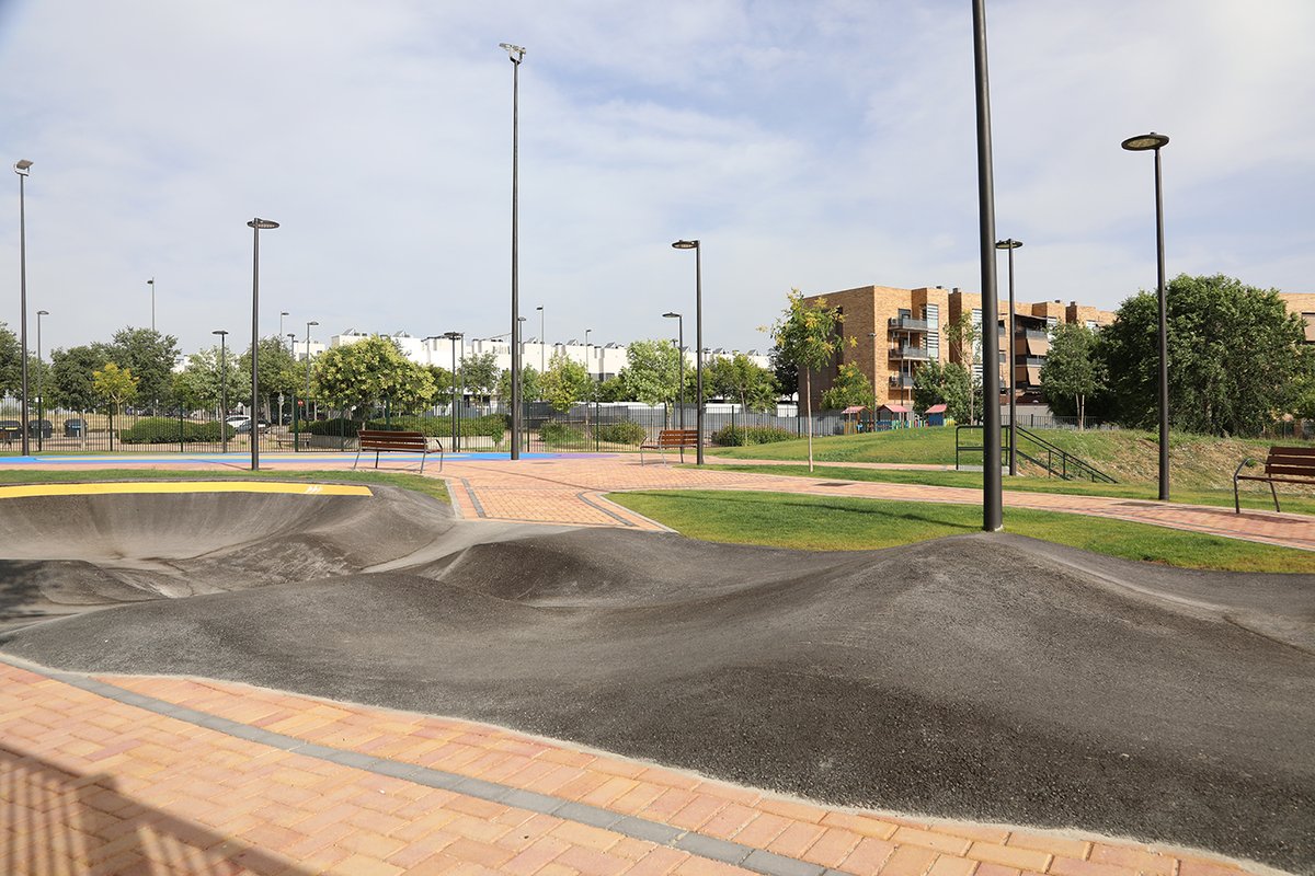aytogetafe's tweet photo. 🚴 Buenavista estrena nuevas dotaciones deportivas con una pista de patinaje y un mini pump track.

✅ Los vecinos pueden usar ya estos nuevos elementos que completan la instalación deportiva de uso libre.

Más información:
https://t.co/xm9OMRVQCI https://t.co/zieC8JLNlC