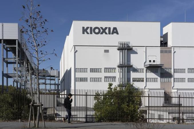 RichPeterLi's tweet photo. Japan’s AI Darling is in Freefall—Is the Bubble Popping? 📉🇯🇵

In just one month, Kioxia has gone from being Japan’s most valuable company to seeing its market cap cut in half. A 52% plunge from its June highs has wiped out $185 billion in value, a brutal reminder of how quickly the tide can turn in the semiconductor cycle.

The catalyst? A perfect storm of "AI fatigue" and shifting capex expectations. When TSMC signaled a massive hike in 2026 capital expenditures to $64 billion, the market didn't cheer—it panicked. 

Investors now fear that surging production capacity will eventually erode the pricing power that made storage chips the gold mine of the last year.

We are witnessing a classic "rotation out of euphoria." As investors question whether the massive AI spending will actually translate into long-term profit stability, the high-flying names are taking the brunt of the hit. Kioxia is a cautionary tale: when a stock climbs 600% on the back of retail leverage and a "growth-at-all-costs" narrative, the descent is rarely gentle. 

Smart money is clearly moving to the sidelines, realizing that in cyclical industries, supply-side realities always catch up to the hype.