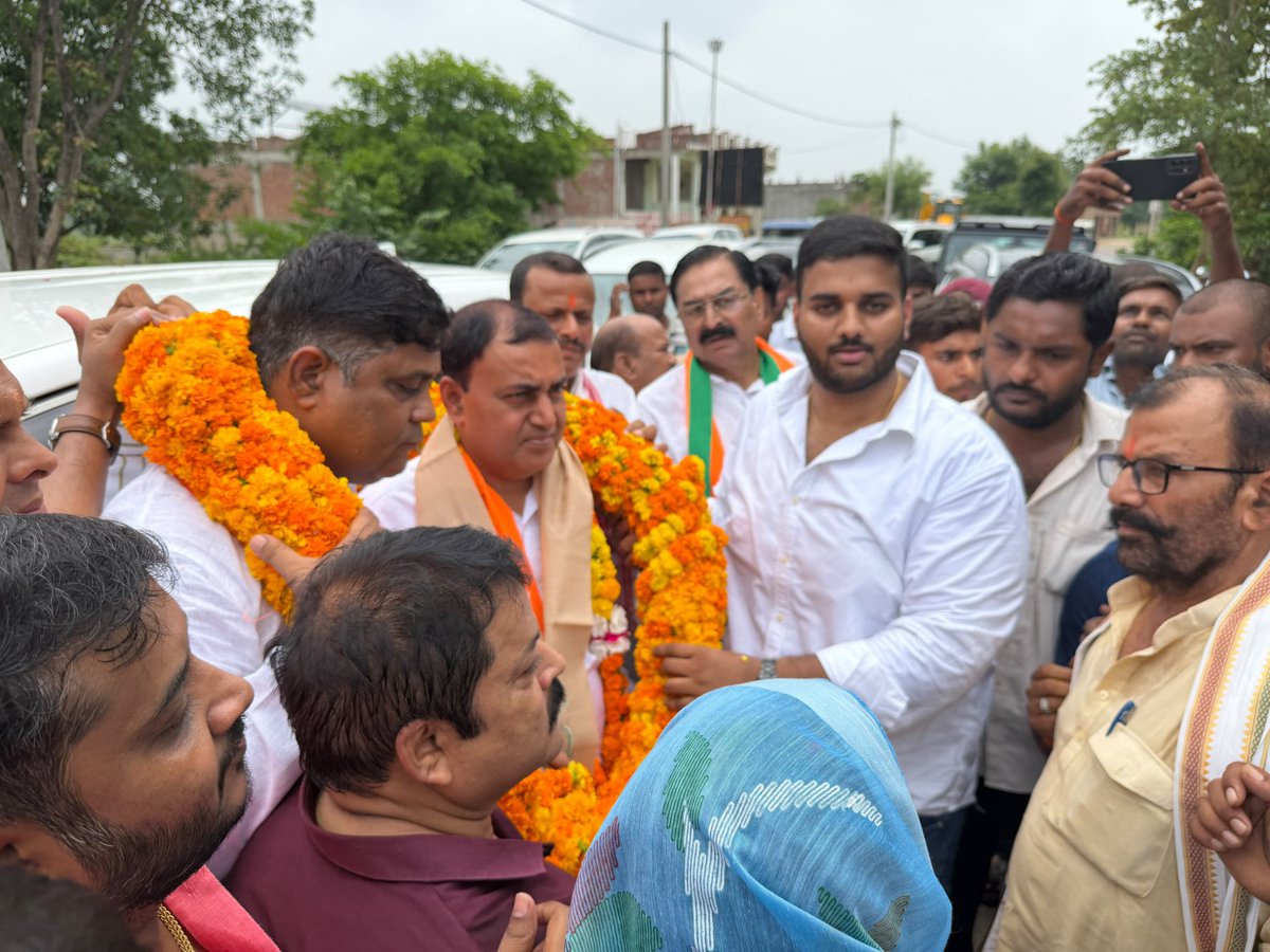 45pintusingh's tweet photo. आज भारतीय जनता पार्टी काशी प्रांत के यशस्वी माननीय क्षेत्रीय अध्यक्ष आदरणीय श्री अशोक चौरसिया जी के प्रथम बार अमेठी आगमन पर मेरे सुपुत्र आशुतोष सिंह राणा "शिवा" एवं प्रधान संघ अध्यक्ष श्री संजय सिंह उर्फ मुन्ना सिंह जी ने पुष्पगुच्छ भेंट कर और अंगवस्त्र पहनाकर जनपद अमेठी की... https://t.co/qfB4M9QVgL