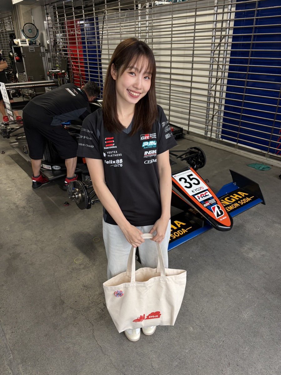 KYOJOCUP_OA's tweet photo. 👥わ、ミニー選手かわいい♡

👥あれ、持ってるトートバッグもかわいいな...なんかワンポイントで缶バッジも...え！？ミニーちゃんのカーナンバーやん！！

👥えーほしい！！！

／
💁‍♀️それ、イベント広場で買えます🛍️
＼ https://t.co/jo9rd4eoJc