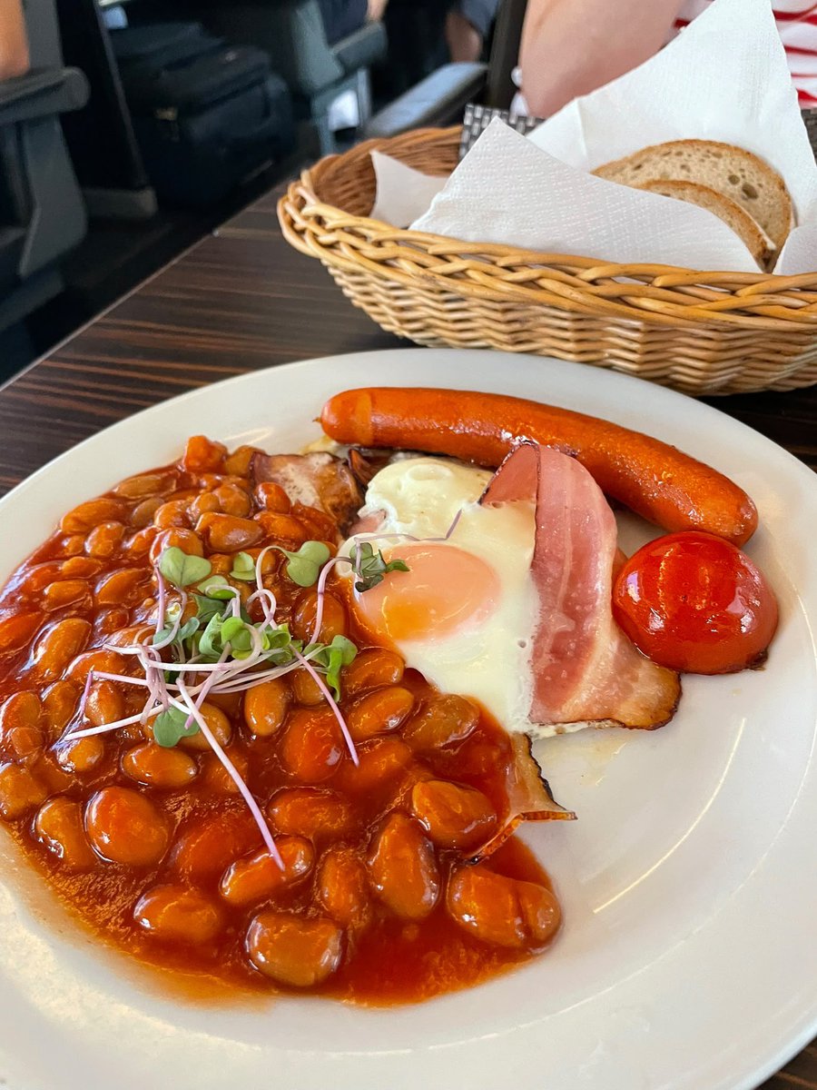 MattFieldUK's tweet photo. Už jedu, Ostravo 🚂👋 Co by to bylo za léto bez tradic jako je @colours_cz! A ve vlaku začínáme jak jinak než po anglicku 🇬🇧🍽️

@ceskedrahy_ https://t.co/LnWLSFugce