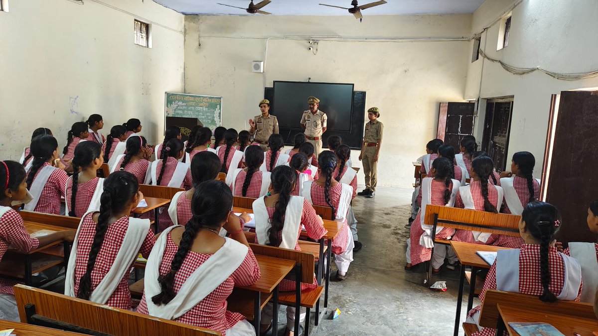amrohapolice's tweet photo. #MissionShakti5 के द्वितीय चरण के तहत थाना मण्डी धनौरा एवं थाना हसनपुर पर तैनात #शक्ति_दीदी टीम द्वारा थाना क्षेत्रान्तर्गत  छात्राओं जागरूक किया गया।
@Uppolice https://t.co/DH4eK4BNlv
