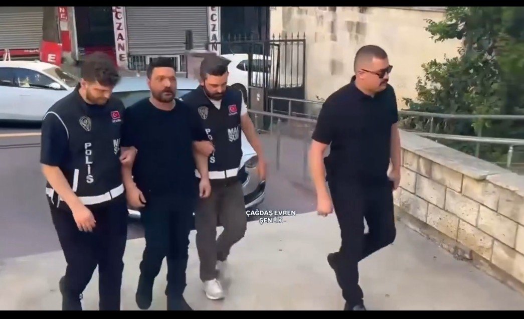 Arnavut_Esra's tweet photo. İlk gözaltına giderken ile şimdi giderken arasında kocaman bir Akın Gürlek farkı var . https://t.co/GPgPCETU8b