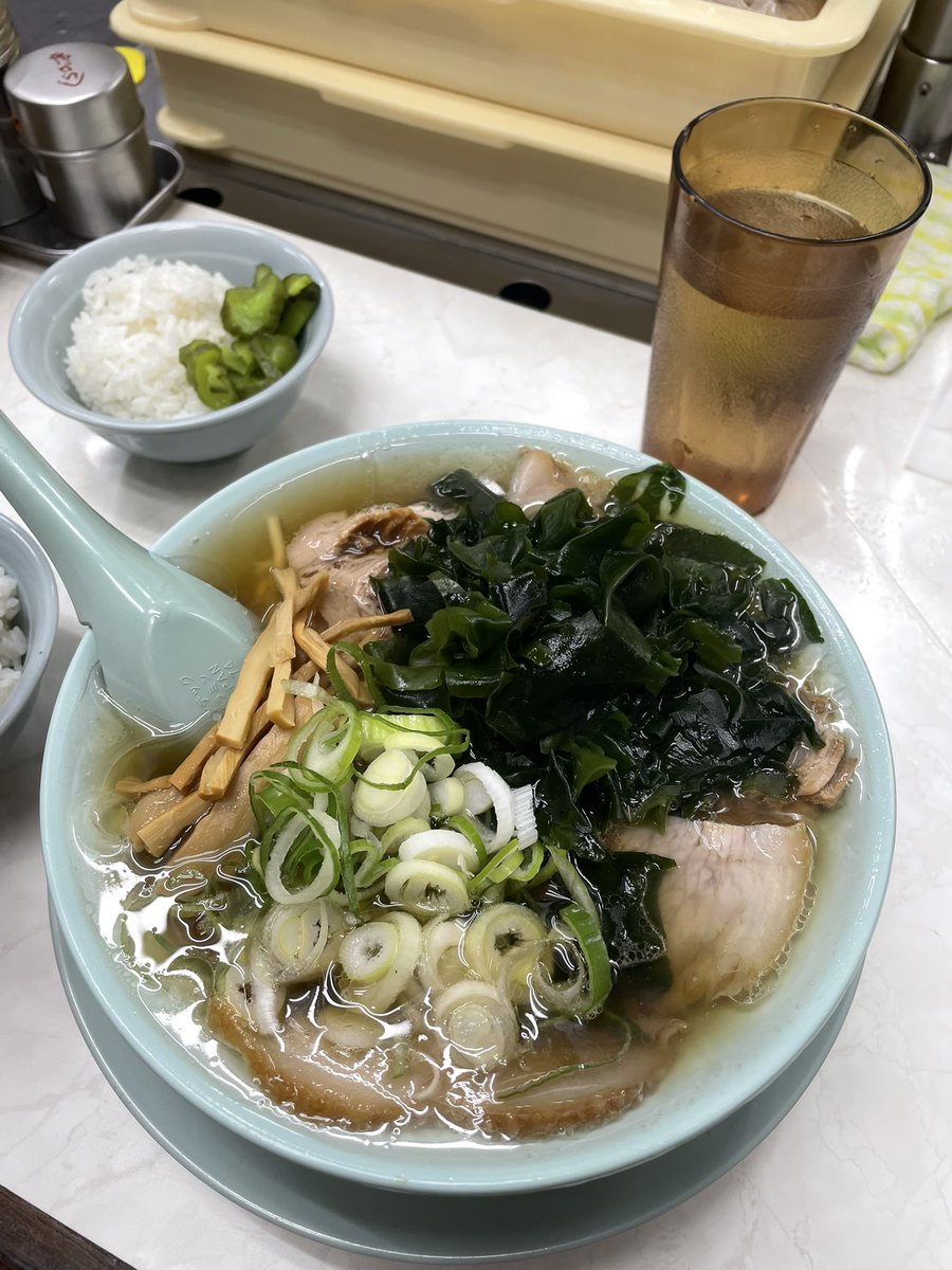 tsuba9lowz's tweet photo. ニューともちんラーメン
★★★★★
東京観光のついでにYouTubeで話題だったともちんラーメンを食べに新橋に！
とにかくめちゃくちゃ美味しくて今年食べたラーメンで圧倒的にNo. 1でした✨ https://t.co/68dTBS1tZ0