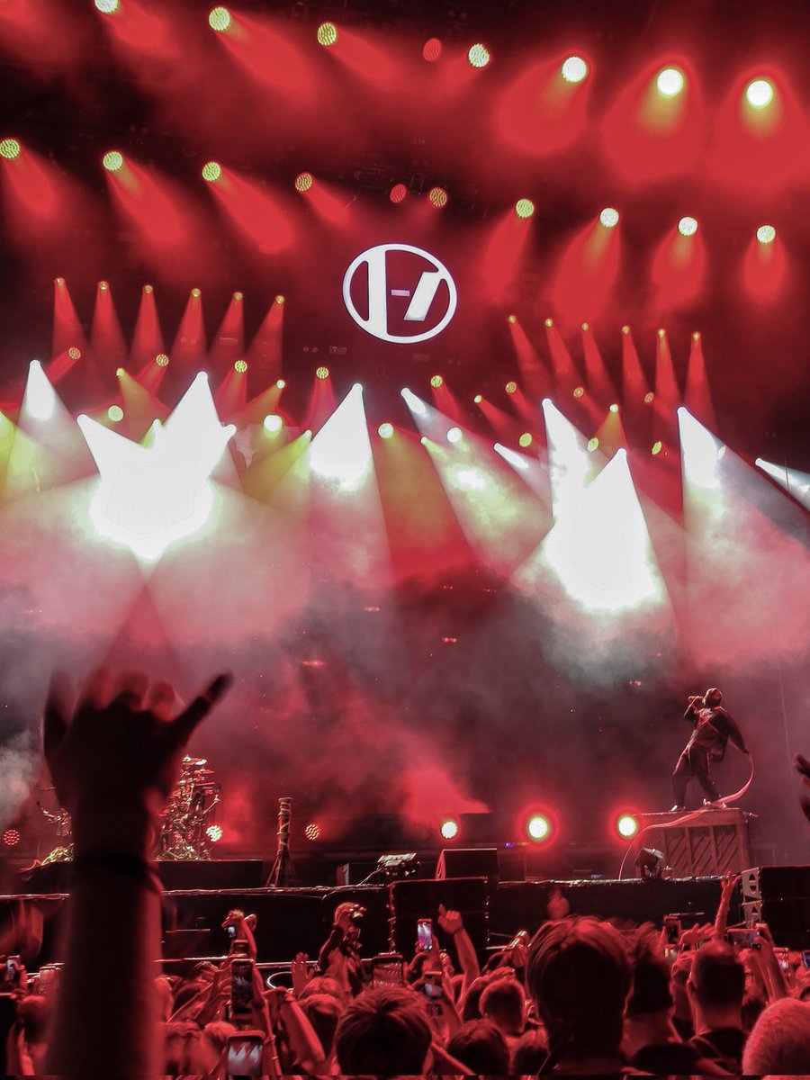 nawetnieprobuj's tweet photo. auras of ostrava #coloursofostrava #twentyonepilots https://t.co/ybkpw65BSS
