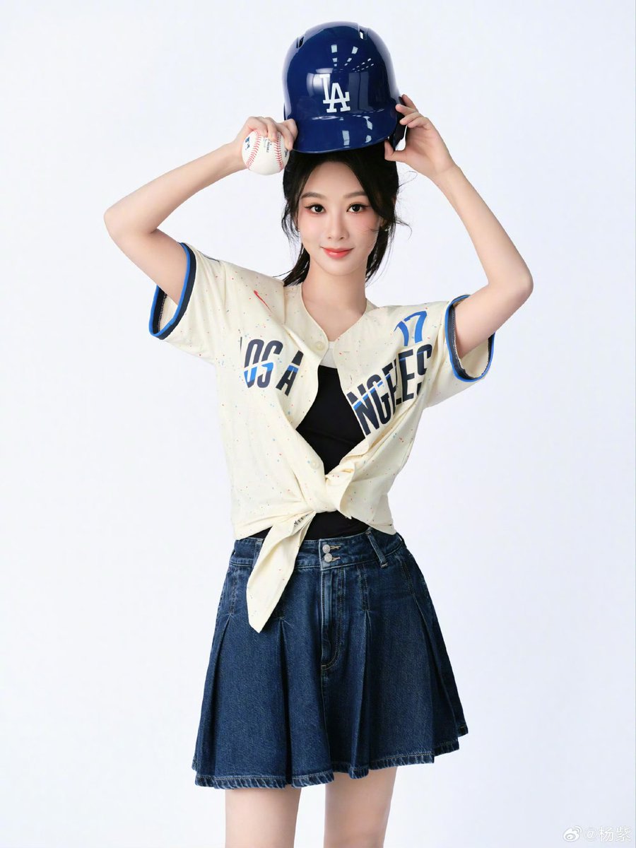 zimiyangzi's tweet photo. 📸260717 #YangZi Weibo update:

“Today's OOTD is all about baseball style ⚾️ @MLB
Dodgers 🆚 Yankees 🤔 Which team's jersey should I wear to the game?”

(1/2) https://t.co/J8t6Q9aLhM