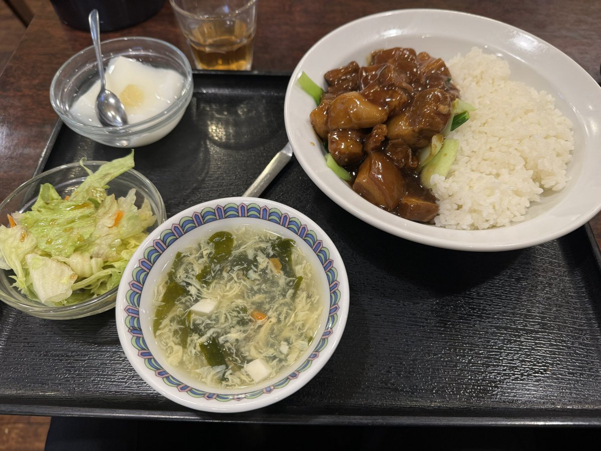 ijindenhase's tweet photo. @cardAJITO 私は、あくまで叙香苑に行くために岐阜から東京に行き、たまたま近くにあるアジトに寄っています。
一人で昼食叙香苑→アジトの大会→みんなで夕食叙香苑、とかやってます。 https://t.co/x0Sg5L0VVL