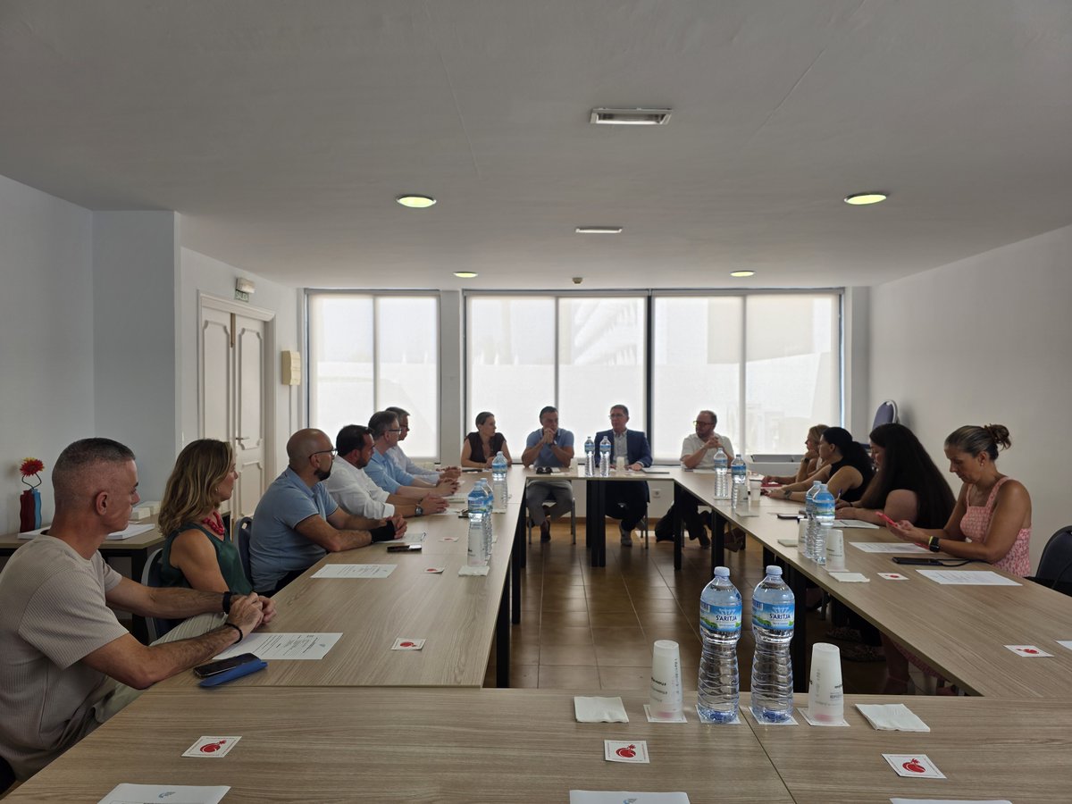 AHPlayadePalma's tweet photo. 🔛 Esta semana, la Junta Directiva de la @AHPlayadePalma  ha mantenido un encuentro con el Conseller de Turismo del @ConselldeMca, el Sr. @ginardsala , y con el Director Insular de Turismo para la Demanda y la Hospitalidad, el Sr. @TommyFerragut 
⬇️ https://t.co/uxuC3nFAdp
