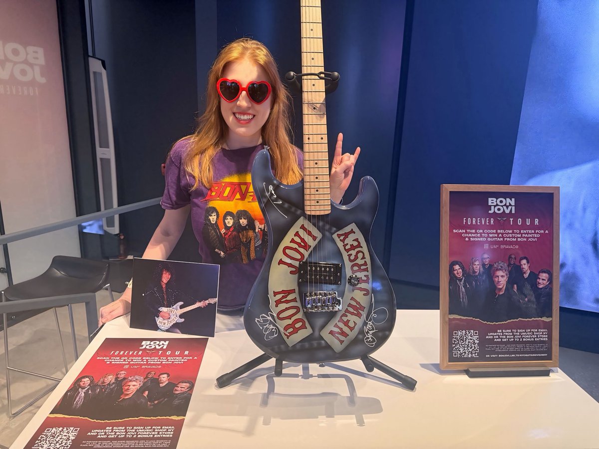 rocknroll886's tweet photo. Waited about 30-40 min to go inside the Bon Jovi pop up store. The security guards were so awesome &amp; took some great photos. I got the exclusive live vinyl single &amp; a John Varvatos x Bon Jovi t-shirt, also exclusive to this location. https://t.co/CYdabGFCzQ