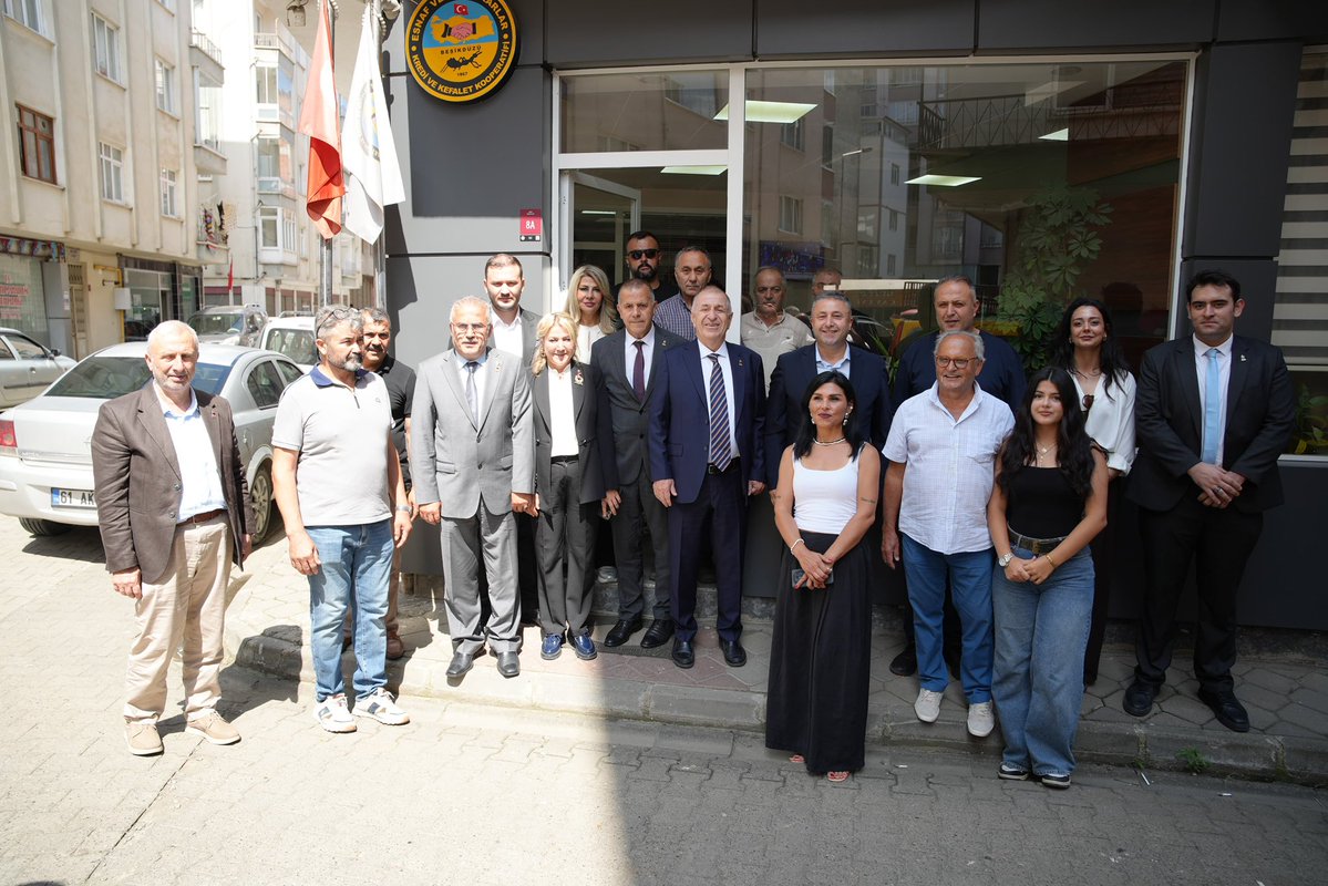zaferpartisi's tweet photo. Genel Başkanımız Prof. Dr. Ümit Özdağ ve beraberindeki parti heyetimiz, Trabzon Beşikdüzü’nde horonla karşılandı.

Karşılamanın ardından heyetimiz, Esnaf ve Sanatkarlar Kredi ve Kefalet Kooperatifi'ni ziyaret etti.

Heyetimiz; ziyaret kapsamında, Kooperatif ve Beşikdüzü Esnaf ve Sanatkarlar Odası Başkanı Sayın Selim Dilli ile bir araya gelerek bölge esnafımızın yaşadığı güncel sorunları, beklentilerini ve taleplerini istişare etti.

Türk esnafının her türlü zorluk karşısındaki haklı mücadelesinde yanlarında olmaya devam edeceğiz.

Misafirperverlikleri için Sayın Selim Dilli’ye ve kooperatif yönetimine teşekkür ederiz. @umitozdag