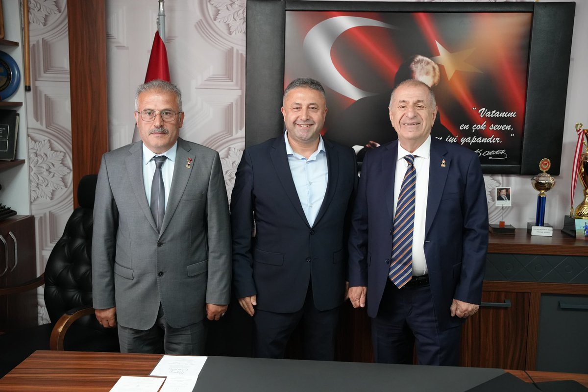 zaferpartisi's tweet photo. Genel Başkanımız Prof. Dr. Ümit Özdağ ve beraberindeki parti heyetimiz, Trabzon Beşikdüzü’nde horonla karşılandı.

Karşılamanın ardından heyetimiz, Esnaf ve Sanatkarlar Kredi ve Kefalet Kooperatifi'ni ziyaret etti.

Heyetimiz; ziyaret kapsamında, Kooperatif ve Beşikdüzü Esnaf ve Sanatkarlar Odası Başkanı Sayın Selim Dilli ile bir araya gelerek bölge esnafımızın yaşadığı güncel sorunları, beklentilerini ve taleplerini istişare etti.

Türk esnafının her türlü zorluk karşısındaki haklı mücadelesinde yanlarında olmaya devam edeceğiz.

Misafirperverlikleri için Sayın Selim Dilli’ye ve kooperatif yönetimine teşekkür ederiz. @umitozdag