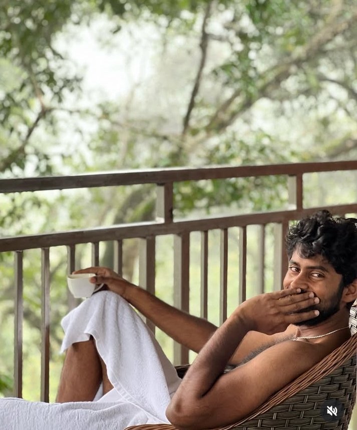 Ajaynesh2's tweet photo. He is naatu kattai...semmaya irukan Le Yenna ma irukan iven yellam kadicha daily poduven and Image panni parrunge ivan atha white towel eh kaluthi ninana🤪...mutti pothu sappuven and antha body,chest uh and armpit yellam naaki yedekanum 👅paaaaaaa...mudiyele🥵🥵 https://t.co/WFZ9UekluR