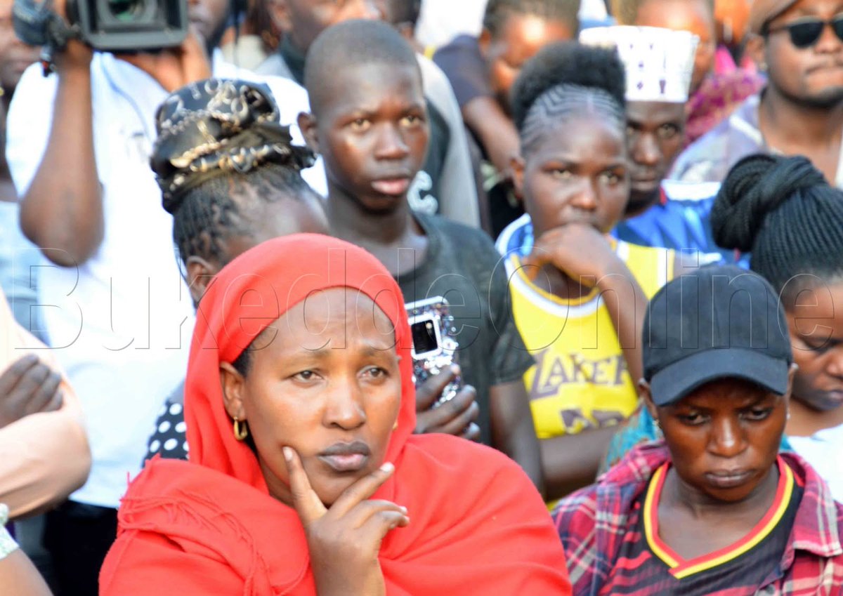bukeddeonline's tweet photo. Biwoobe byereere okuva mu bazadde emikwano n'abenganda z'abayizi b'essomero lya King David Junior School, Ndejje-Lufuka, mu Munisipaali y'e Makindye Ssaabagabo, mu disitulikiti y'e Wakiso, oluvannyuma lw'okufuna amawulire g'akabenje omwafiiridde abaana baabwe #BukeddeUpdates https://t.co/8e3tplGNKS