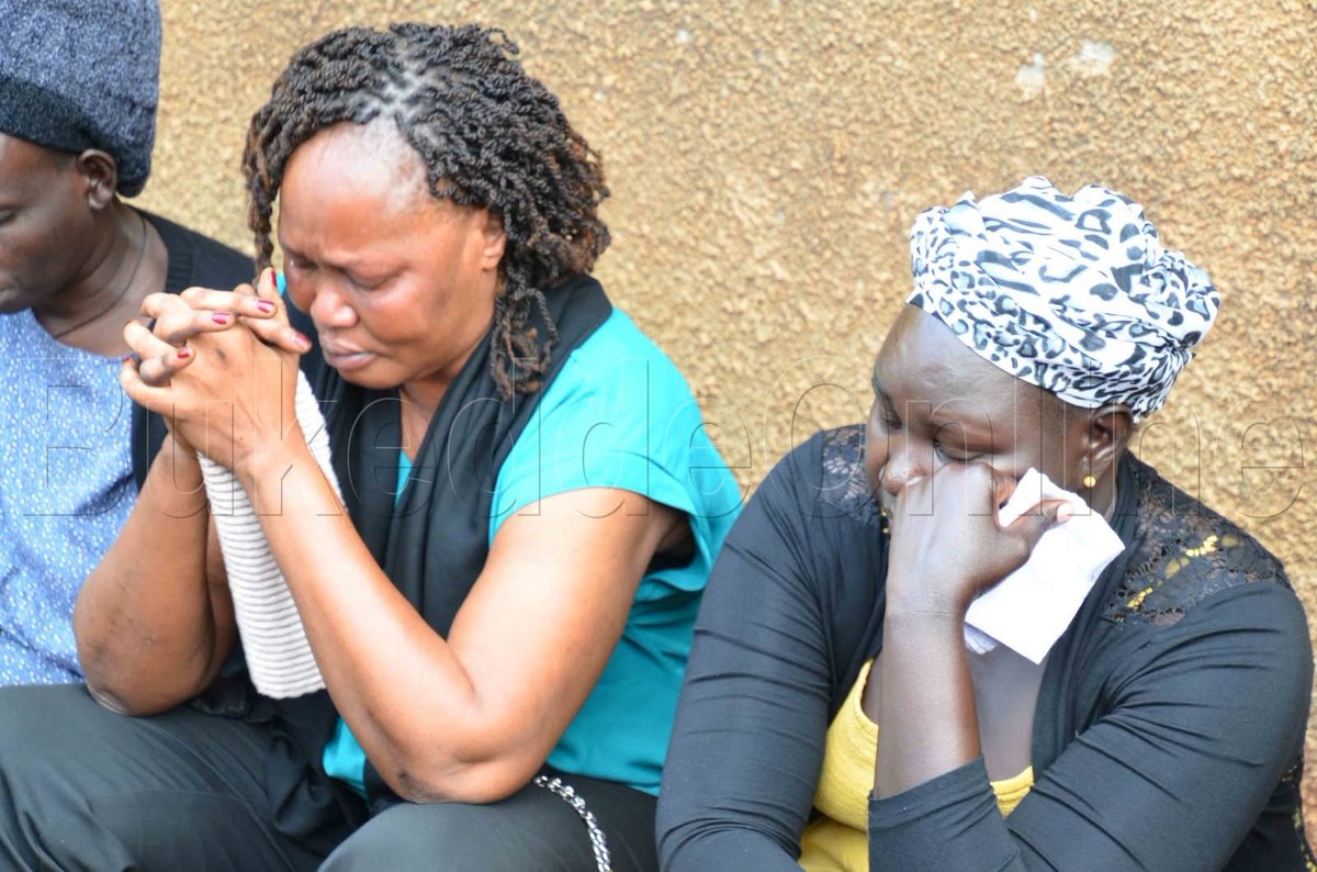 bukeddeonline's tweet photo. Biwoobe byereere okuva mu bazadde emikwano n'abenganda z'abayizi b'essomero lya King David Junior School, Ndejje-Lufuka, mu Munisipaali y'e Makindye Ssaabagabo, mu disitulikiti y'e Wakiso, oluvannyuma lw'okufuna amawulire g'akabenje omwafiiridde abaana baabwe #BukeddeUpdates https://t.co/8e3tplGNKS