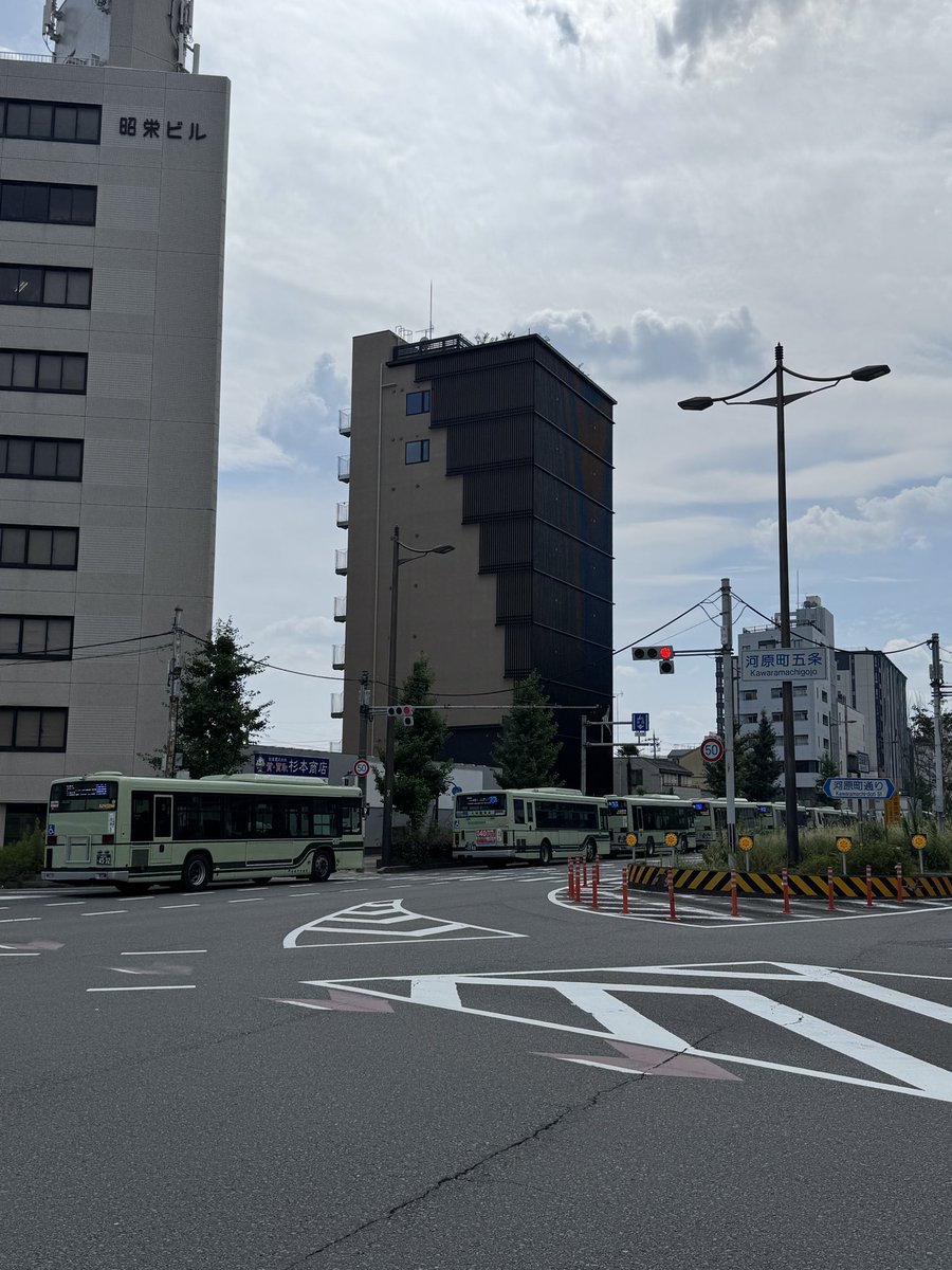 Aiolight888's tweet photo. 京都市バス、どうしちゃったの〜 https://t.co/9UsDiDri4H