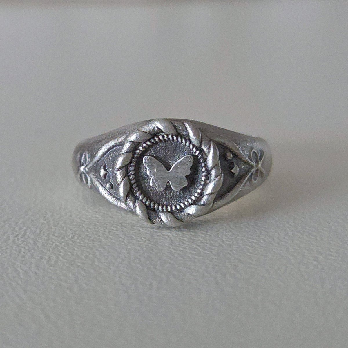 ivorybubble_'s tweet photo. 옵션 확장 기념 rt 이벤트 🦋
이 트윗을 rt해주신 분 중 한 분께 Butterfly signet ring(Vintage)을 보내드려요!
즐거운 연휴 되세요 🥰 https://t.co/F2bxD9y2g0