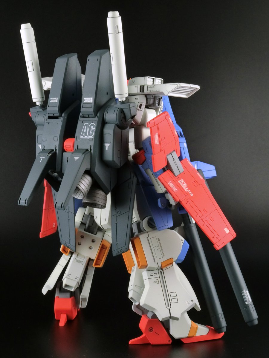 KuWa0511's tweet photo. ＃ZZ祭り

カトキハジメ氏による、いわゆる " HGインスト版 ZZガンダム " をベースに LD BOXジャケットイラスト や GUNDAM FIX のスタイル、ディテールを加えて造った作品

ベースイラストはノーマルと強化型が混じっている印象があったので、このモデルでは強化型に揃える形で造形しています

肩幅やヒザ下がふっといのに対して腕やモモは細かったりするので、骨格的にゴツいけどおデブにはしない方向でまとめました

肩、ビームカノン、シールドなど上部に放射状のパーツが多く、バランスを取るように脚が太く広がっているので、全てのパーツがあって初めてシルエットが完成するのが面白いですね

このZZの顔は今もお気に入り