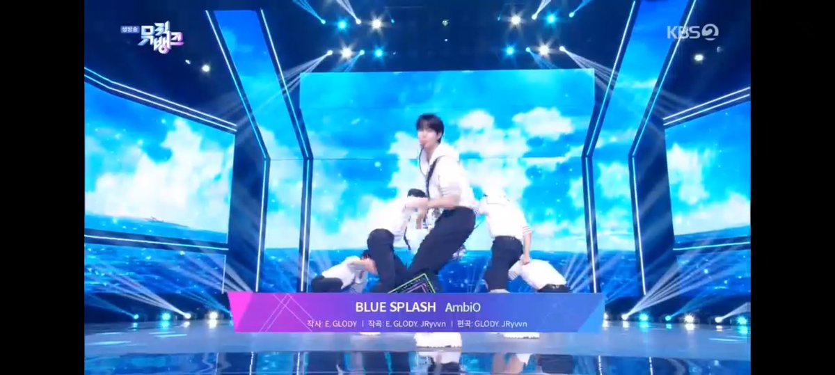 WWEKPOP's tweet photo. #MUSICBANK UPDATE:
#AMBI0 IS NEXT TO PERFORM WITH "BLUE SPLASH" FRESH OFF FROM THEIR PERFORMANCE IN @_Simplykpop EARLIER TODAY ๐๐ฆ
TUNE IN TO @KBSMusicBank RIGHT NOW ON @KBSWorldTV ๐จ https://t.co/oVr7G8W4C1