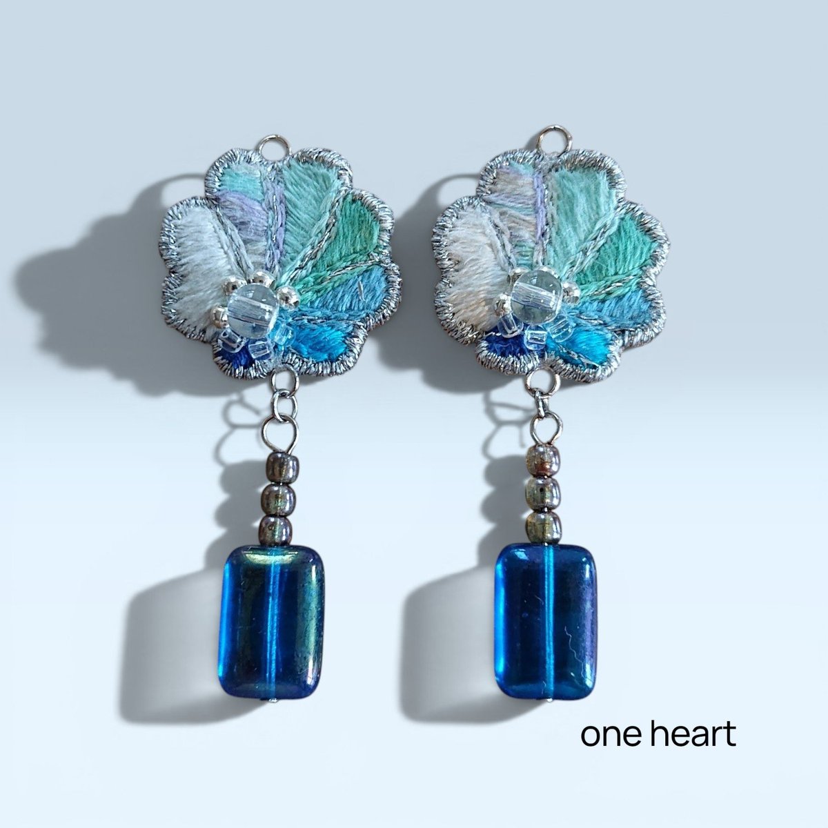 chie_one_heart2's tweet photo. ✨グラデーション刺繍アクセサリー✨ 
#刺繍ピアス #刺繍イヤリング 
#チェコビーズ #ハンドメイド 
#minne https://t.co/koUz2n6fFU https://t.co/IX1K09Q1zm
