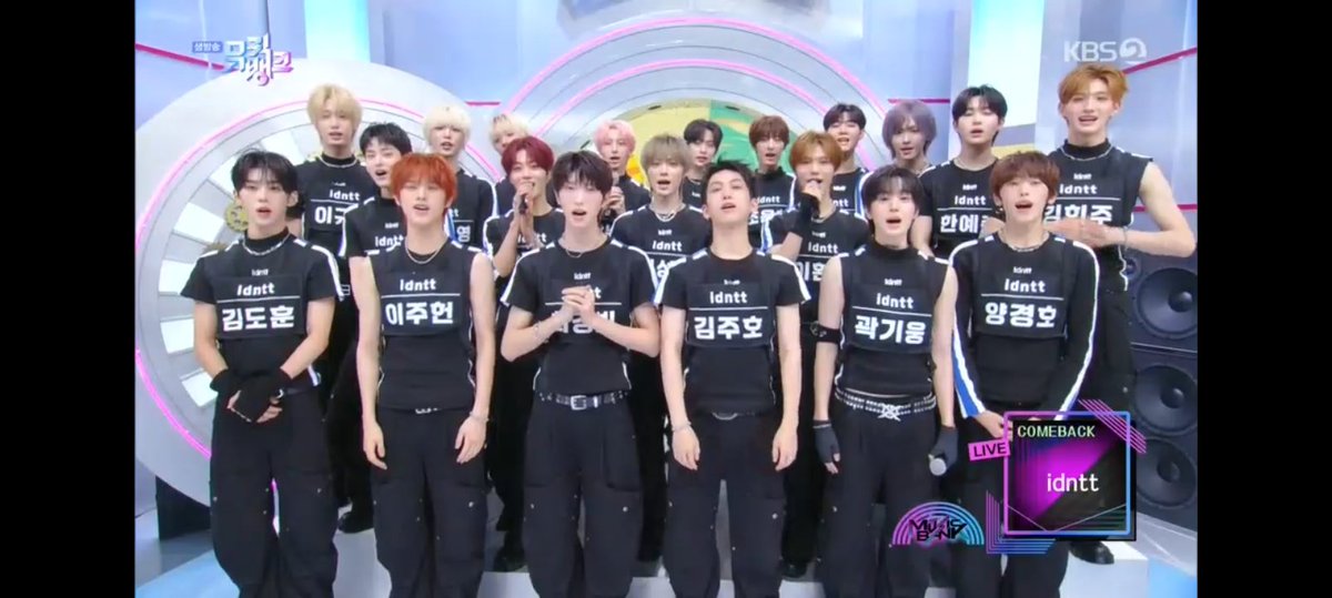 WWEKPOP's tweet photo. #MUSICBANK UPDATE:
#AMBI0 IS DONE PERFORMING WITH "BLUE SPLASH" AND GAVE THEM AS SALUTE TO THE FANS ๐ซก
#IDNTT IS BACK BUT THIS TIME AS A FULL GROUP ๐ฑ
THAT'S NUTS!
TUNE IN TO @KBSMusicBank RIGHT NOW ON @KBSWorldTV ๐จ https://t.co/u3FbNNETLd