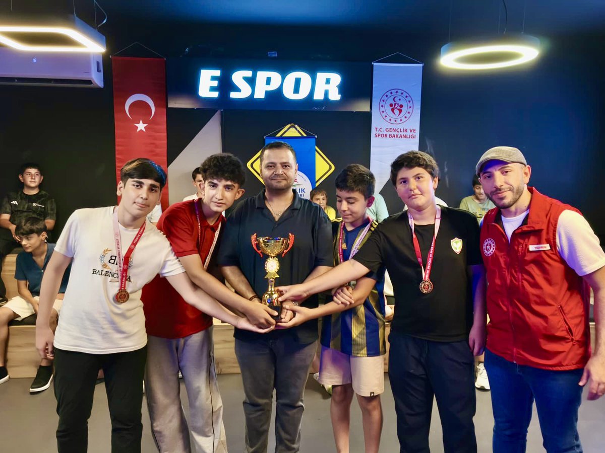 GSB_SurGM's tweet photo. Espor Turnuvamız final heyecanıyla tamamlandı!

15 Temmuz Demokrasi ve Millî Birlik Günü kapsamında düzenlediğimiz turnuvada gençlerimiz ödüllerine ve kupalarına kavuşmanın mutluluğunu yaşadı. 🏆✨ https://t.co/eZwckDge3Z
