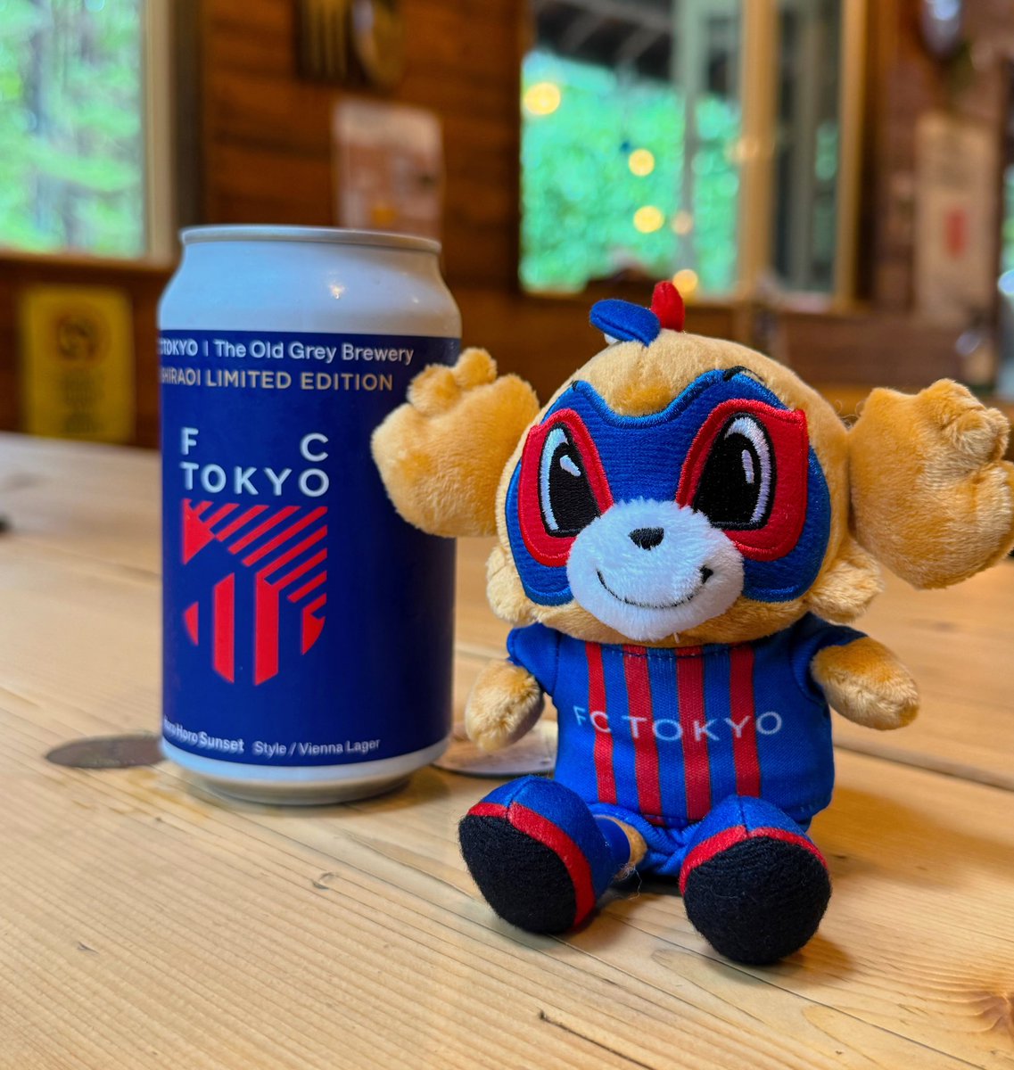 ushi2983's tweet photo. ご好評につき完売しておりましたFC東京 記念ラベルビールが再入荷いたしました🍺✨
また本日は、元サッカー日本代表で、現在はFC東京クラブナビゲーターを務める羽生直剛様にもご来店いただきました⚽️
ご来店いただき、誠にありがとうございました🔵🔴
#FC東京　#蝗活 https://t.co/9KXHaeeeZq