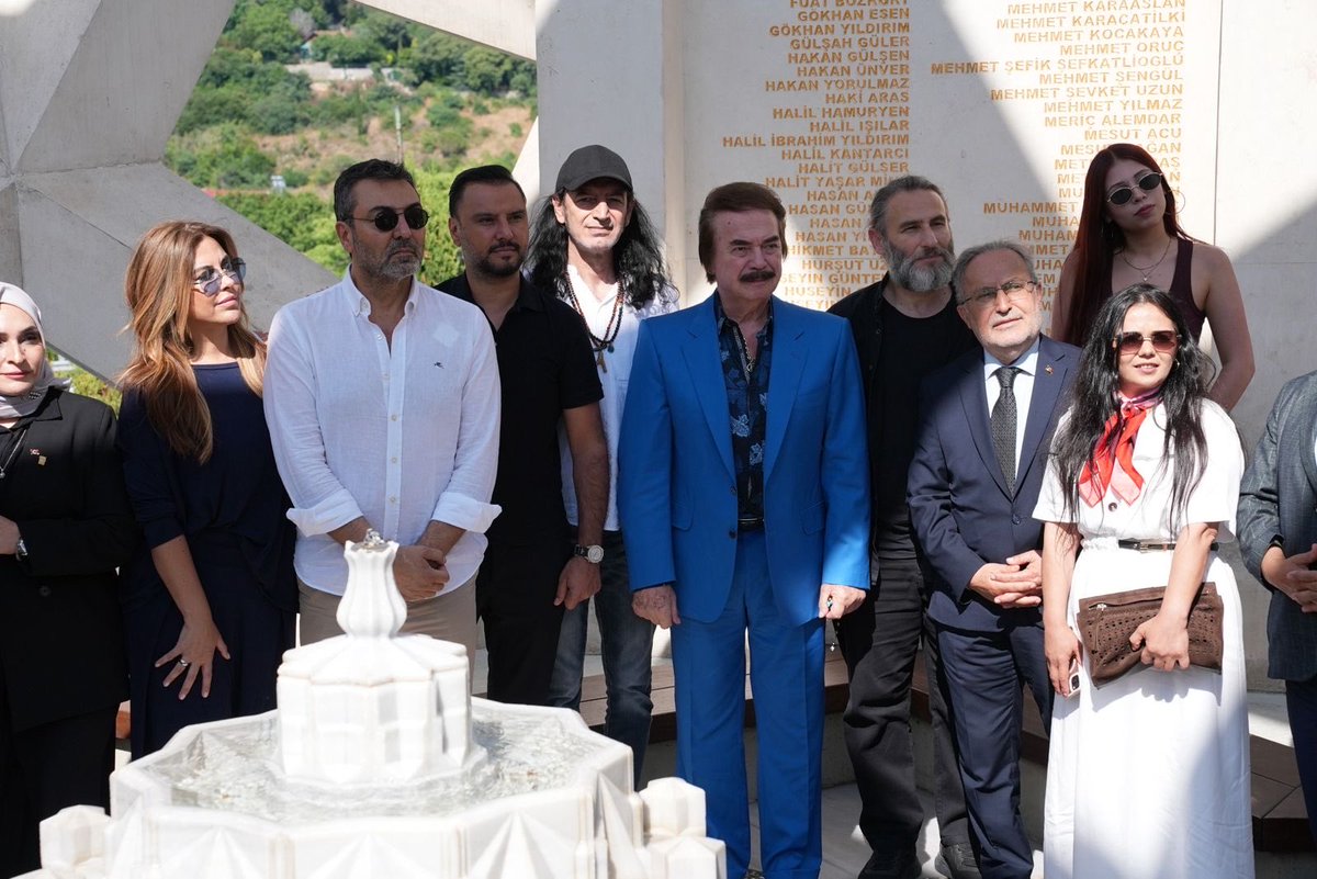 15Temmuz_Der's tweet photo. Sanat dünyasının sevilen isimleri, 15 Temmuz’un 10. yılında 15 Temmuz Derneği’ni ziyaret etti. 

Şehit yakınları ve gazilerimizin eşlik ettiği heyet, 15 Temmuz Şehitler Anıtı’nı da ziyaret ederek aziz şehitlerimizi dualarla andı. 🇹🇷 https://t.co/xJnbYpyMTm