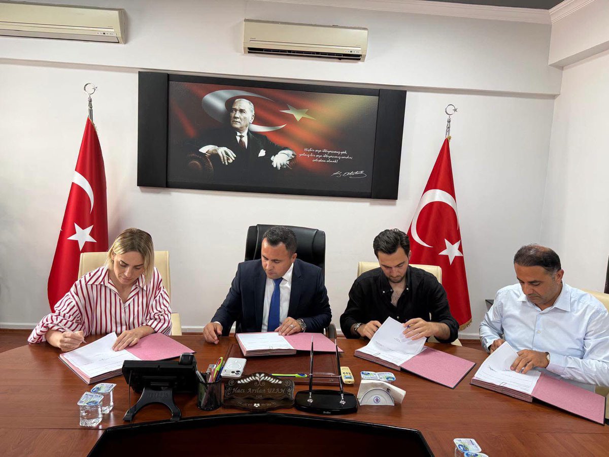 akcakoca_mem's tweet photo. Akçakoca Orhan Özdemir Fen Lisesi’nde yapılacak 700 m² halı saha spor tesisi ile çevre düzenlemesi çalışmalarına ilişkin iş birliği protokolü; Kaymakamlığımız, Akçakoca Belediyesi, İlçe Milli Eğitim Müdürlüğümüz ve hayırsever iş insanı Numan Özdemir arasında imzalandı. https://t.co/4KOpLLo7y0