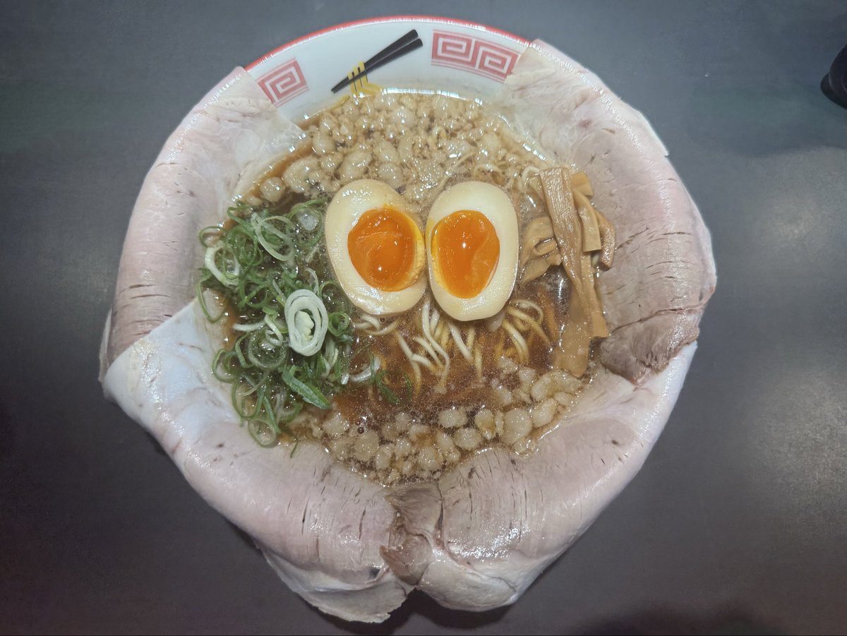 LSryosuke's tweet photo. 福山駅すぐ警察に止められたけどたまたま入った尾道ラーメンの店員さんが休憩中に聴きに来てくれてまさかの大阪ファイナル来てくれるかもって！！めーちゃくちゃ嬉しいよね！！

でもまだまだだからね。今から市内に向かって本通り商店街で20:00〜やります。 https://t.co/j6gxXvSCqQ