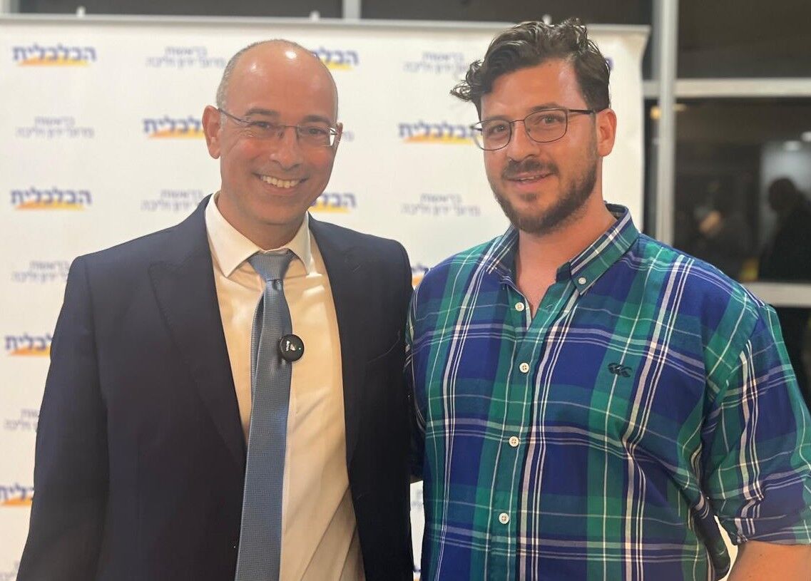 PZelekha's tweet photo. אתמול בערב, יום חמישי, הגענו אני וחבריי למפלגה לאריאל.
במסגרת המסע שלנו לאורכה ולרוחבה של ישראל, לאחר ששבוע שעבר היינו בסיור בקריית שמונה והצפון, הגענו אתמול לאריאל המקסימה
האולם התמלא באנשים טובים – צעירים ומבוגרים כאחד. ילדים שהביאו את ההורים ולהיפך. אפילו זוג צעיר שהגיע עם תינוק קטן בידיים. כולם באו לשמוע, לשאול, ובעיקר – לראות שיש דרך אחרת, שיש תקווה לשינוי אמיתי.

דיברנו על יוקר המחיה שהורס את חיינו, בסופר, בביטוחים, במיסים, בחינוך בבריאות וכמובן בביטחון!! 
תארנו את הדרך הקלה להיבחר לכנסת - מרים טלפון לבעלי הון, מקבל מיליונים בערבויות, והתקשורת שבבעלותם "מפרגנת". אבל אז אי אפשר להילחם באמת ביוקר המחיה וזה ממש לא משנה ימין או שמאל.... 

אנחנו בחרנו בדרך הקשה. לא לוקחים שקל אחד מבעלי הון. חורשים את הארץ מצפון לדרום, בונים את הכוח מלמטה, מהשטח דרך הרשתות החברתיות. הגענו כבר לכמעט 400 אלף עוקבים בכל הפלטפורמות וכבר יש לנו למעלה מ 40 מטות ברחבי הארץ – וממשיכים לגדול מדי יום בזכותכם!

סיפרתי גם על הראיון אצל רביב דרוקר. הוא הזמין אותי במטרה אחת: להשמיץ ולהפיץ שקרים. לא נתן לי להשחיל מילה. אבל מעז יצא מתוק. עם ישראל ראה במו עיניו את רמת האמינות והמקצועיות שלו ולאחר השידור רבים הצטרפו אלינו, תרמו ונרשמו לפעילות.

גם באריאל שאלו על אחוז החסימה. התשובה שלי פשוטה: זו מלחמה על התודעה! זה קמפיין מתוכנן שמנסה להרוג את התקווה – דרך סקרים ש"שוכחים" אותנו, דרך השמצות ודיסאינפורמציה. אבל אנחנו לא מפחדים. לא נרתעים. אנחנו כאן כדי להביא לעם ישראל בשורה של ישראל אחרת: משגשגת, נקייה משחיתות, זולה יותר, כזו שהצעירים שלנו ירצו להישאר בה ולהקים בה משפחות. 
זה אפשרי. זה תלוי רק בנו.
אם נאמין – נצליח.

תודה ענקית למטה אריאל המופלא – לבטו, ליאור, אלה המקסימים – על הארגון המדהים, המסירות והאנרגיות שממלאות את ❤️ 
תודה לכל מי שהגיע, שאל, תמך והצטרף למטה המקומי באריאל. אתם הסיבה שאנחנו ממשיכים בכל הכוח 

שבוע הבא – רעננה.
פרטים והרשמה באתר המפלגה.

שבת שלום 💐