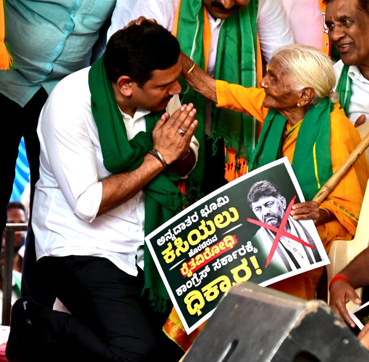 BYVijayendra's tweet photo. ಬಿಡದಿ ಟೌನ್‌ಶಿಪ್ ನೆಪದಲ್ಲಿ ಈ ಭ್ರಷ್ಟ ಕಾಂಗ್ರೆಸ್ ಸರ್ಕಾರ ನಡೆಸುತ್ತಿರುವ ರಿಯಲ್ ಎಸ್ಟೇಟ್ ದಂಧೆ ಹಾಗೂ ಅನ್ನದಾತರ ಭೂಮಿ ಲೂಟಿಯ ವಿರುದ್ಧ ಇಂದು ಪಕ್ಷದ ವತಿಯಿಂದ ಬೃಹತ್ ಪ್ರತಿಭಟನಾ ಸಮಾವೇಶದ ಮೂಲಕ ಜನಾಕ್ರೋಶದ ರಣಕಹಳೆ ಮೊಳಗಿಸಲಾಯಿತು. ನಮ್ಮ ಅನ್ನದಾತ ರೈತರ ಅಹವಾಲುಗಳಿಗೆ ಧ್ವನಿಯಾಗಿ, ಸಂಕಷ್ಟದಲ್ಲಿರುವ ನಮ್ಮ ರೈತರ ಪರವಾಗಿ ಜನನಾಯಕ, ರೈತಬಂಧು, ಮಾಜಿ ಮುಖ್ಯಮಂತ್ರಿ ಶ್ರೀ @BSYBJP ಅವರ ನೇತೃತ್ವದಲ್ಲಿ, ಬೃಹತ್ ಪ್ರತಿಭಟನೆ ನಡೆಸಲಾಯಿತು. ಪಕ್ಷ ಅನ್ನದಾತನ ಪರವಾಗಿ ಸದಾ ನಿಂತಿದೆ, ಮುಂದೆಯೂ ನಿಲ್ಲಲಿದೆ. ರೈತರ ಮೇಲಿನ ಸುಳ್ಳು ಮೊಕದ್ದಮೆಗಳನ್ನು ವಾಪಸ್ ಪಡೆಯದೆ @INCKarnataka ಸರ್ಕಾರ ತನ್ನ ಹಠಮಾರಿ ಧೋರಣೆ ಮುಂದುವರಿಸಿದರೆ, ನಮ್ಮ ಹೋರಾಟ ಮತ್ತಷ್ಟು ತೀವ್ರಗೊಳ್ಳಲಿದೆ. ರೈತರಿಗೆ ನ್ಯಾಯ ಸಿಗುವವರೆಗೂ ನಾವು ವಿರಮಿಸುವುದಿಲ್ಲ!

ತಮ್ಮ ದೆಹಲಿ ಹೈಕಮಾಂಡ್ ಜೇಬು ತುಂಬಿಸಲು ನಮ್ಮ ರೈತರ ಫಲವತ್ತಾದ ಭೂಮಿಯನ್ನು ಈ ಕಾಂಗ್ರೆಸ್ ಸರ್ಕಾರ ಬಲವಂತವಾಗಿ ಕಸಿದುಕೊಳ್ಳುತ್ತಿರುವುದು ಅಕ್ಷಮ್ಯ ಅಪರಾಧ! ಅನ್ನ ನೀಡುವ ಅಮಾಯಕ ರೈತರ ಮೇಲೆ ದರ್ಪ ತೋರಿ, ರಾತ್ರೋರಾತ್ರಿ ಗುಂಡಾಗಳನ್ನು ಕಳುಹಿಸಿ ಬೆದರಿಸುವ ಕಾಂಗ್ರೆಸ್‌ನ ಈ ಅಧಿಕಾರದ ಮದ ಇನ್ನು ಹೆಚ್ಚು ದಿನ ನಡೆಯದು. ರೈತ ವಿರೋಧಿ ನೀತಿ ತಳೆದು, ತಮ್ಮ ಭೂಮಿಗಾಗಿ ಧ್ವನಿಯೆತ್ತಿದ ರೈತರ ಮೇಲೆಯೇ ಸುಳ್ಳು ಕೇಸ್ ದಾಖಲಿಸುತ್ತಿರುವ ಮುಖ್ಯಮಂತ್ರಿ ಶ್ರೀ @DKShivakumar ಸರ್ಕಾರ ಕೂಡಲೇ ಈ ಟೌನ್ ಶಿಪ್ ಯೋಜನೆಯಿಂದ ಹಿಂದೆ ಸರಿಯಬೇಕು. ಬಿಡದಿ ಭಾಗದ ನಮ್ಮ ರೈತರಿಗೆ ನ್ಯಾಯ ಸಿಗುವವರೆಗೂ ಸದನದ ಒಳಗೂ ಮತ್ತು ಹೊರಗೂ ನಮ್ಮ ಹೋರಾಟ ನಿರಂತರ. 

ರೈತರ ಶಾಪಕ್ಕೆ ಒಳಗಾದ ಯಾವ ಸರ್ಕಾರವೂ ಇತಿಹಾಸದಲ್ಲಿ ಉಳಿದಿಲ್ಲ. ಬಿಡದಿ ಟೌನ್‌ಶಿಪ್ ಹೆಸರಿನಲ್ಲಿ ಕಾಂಗ್ರೆಸ್ ಸರ್ಕಾರ ನಡೆಸುತ್ತಿರುವ ಕೃಷಿ ಭೂಮಿ ಲೂಟಿ ಹಾಗೂ ದ್ವಂದ್ವ ನೀತಿಗಳ ವಿರುದ್ಧ ವಿಧಾನಸಭೆ ವಿರೋಧ ಪಕ್ಷದ ನಾಯಕರಾದ ಶ್ರೀ @RAshokaBJP , ವಿಧಾನ ಪರಿಷತ್ ವಿಪಕ್ಷ ನಾಯಕರಾದ ಶ್ರೀ @NswamyChalavadi , ಕೇಂದ್ರ ಸಚಿವರಾದ @ShobhaBJP , ಪಕ್ಷದ ನಮ್ಮ ಸಂಸದರು, ಶಾಸಕರು, ಜನಪ್ರತಿನಿಧಿಗಳು, ಮಾಜಿ ಶಾಸಕರು, ಪ್ರಮುಖ ನಾಯಕರು, ಮುಖಂಡರೊಂದಿಗೆ, ಸಹಸ್ರಾರು ಕಾರ್ಯಕರ್ತರ ಉಪಸ್ಥಿತಿಯಲ್ಲಿ ಈ ಜನವಿರೋಧಿ, ರೈತವಿರೋಧಿ, ರಿಯಲ್ ಎಸ್ಟೇಟ್ ಪರ ನಿಂತಿರುವ ಭ್ರಷ್ಟ ಕಾಂಗ್ರೆಸ್ ಸರ್ಕಾರದ ವಿರುದ್ಧ ಪ್ರತಿಭಟಿಸಲಾಯಿತು.

#CongressAgainstFarmers #CongressFailsKarnataka