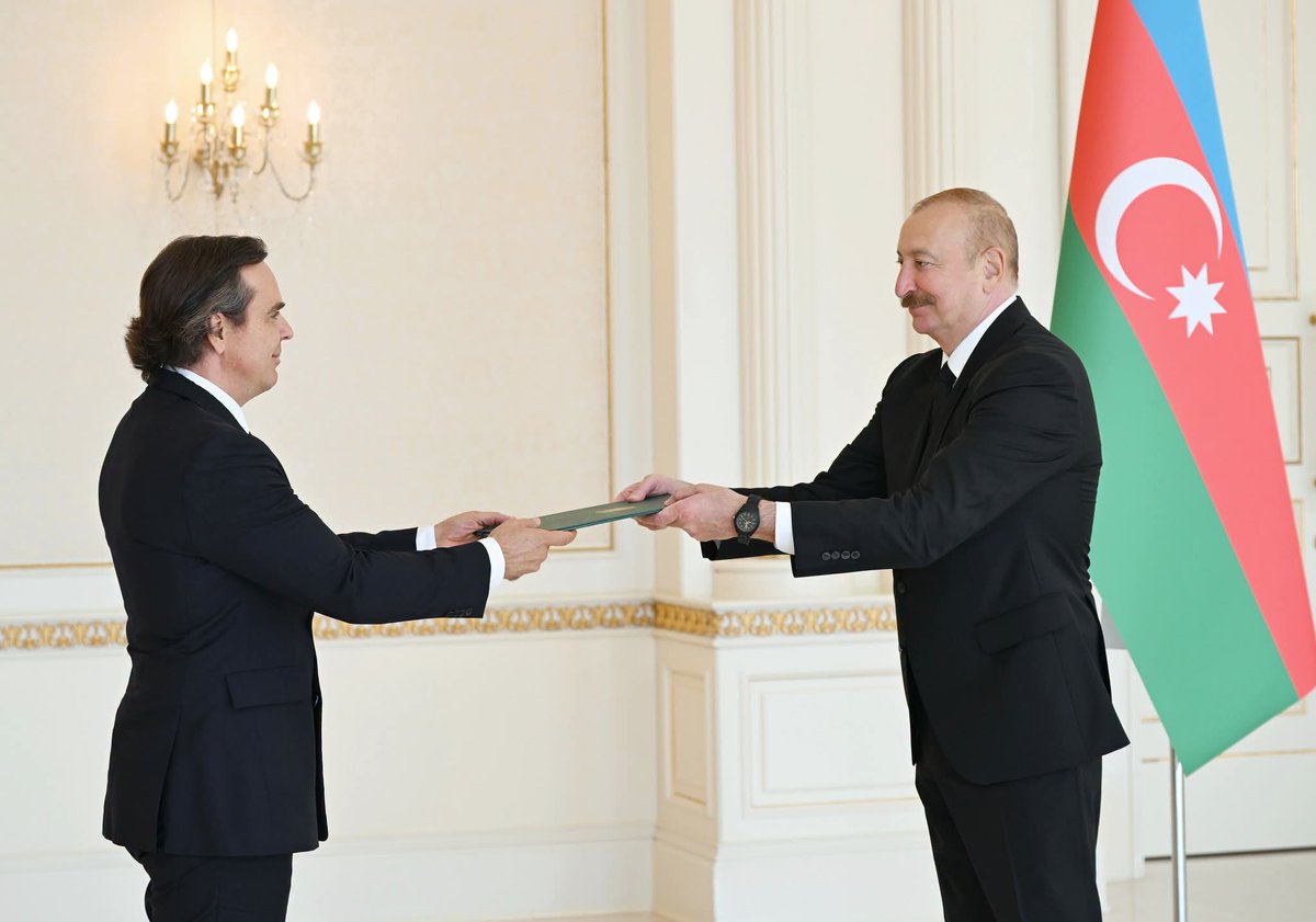 YAP_1992's tweet photo. Prezident İlham Əliyev Braziliyanın, Kambocanın, Omanın və İrlandiyanın Azərbaycan Respublikasında yeni təyin olunmuş fövqəladə və səlahiyyətli səfirlərinin etimadnamələrini qəbul edib. https://t.co/c5AUDaKhxH