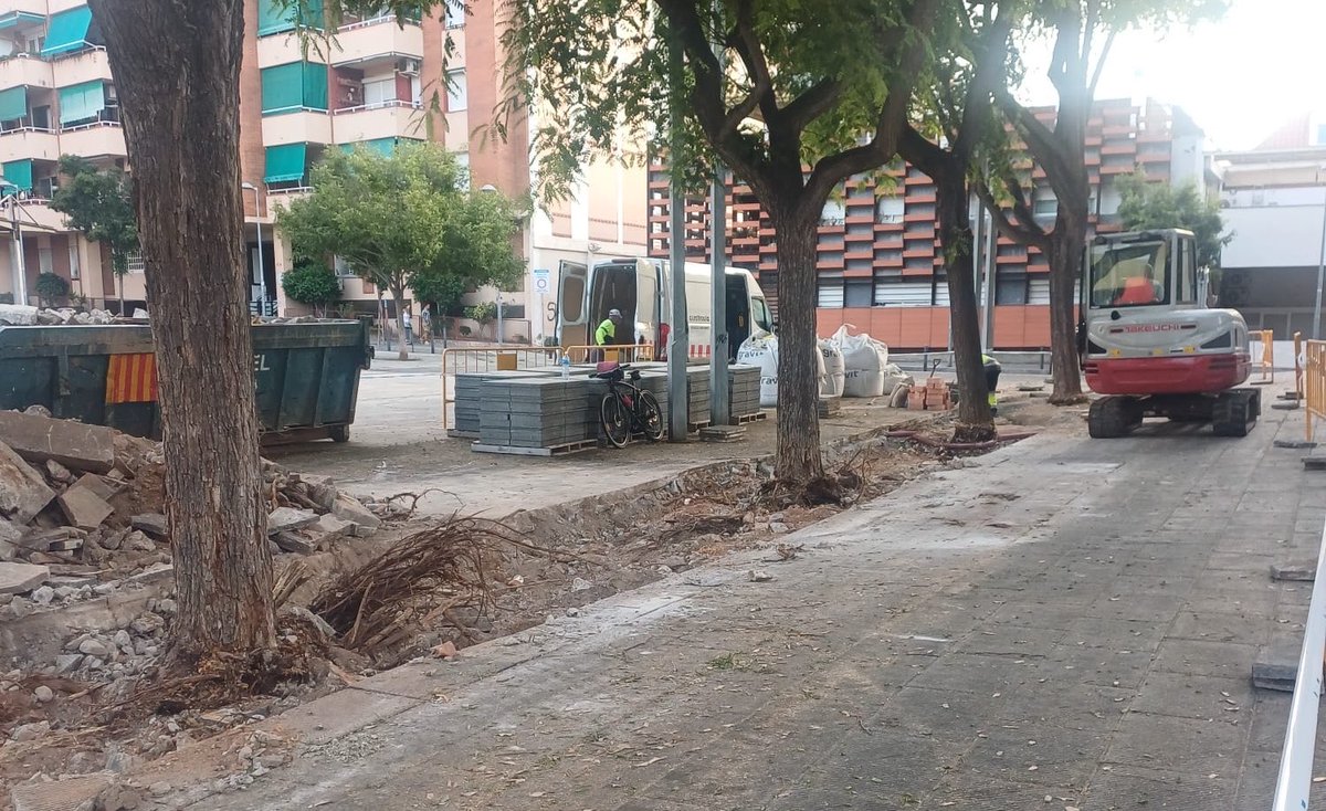 Albiol_XG's tweet photo. 🚧 Més millores! A #Badalona continuem impulsant grans obres, però també donant resposta a aquelles petites millores que, tot i que puguin semblar menors, són de gran importància per als nostres veïns.

Aquesta setmana hem començat a actuar a la plaça de Joan Miró, al barri de Can Claris, on en molts trams el paviment estava aixecat des de feia molts anys per les arrels dels arbres.

Continuem treballant, plenament conscients de tot el que encara queda per fer. 💪💪 #Badalonisme
