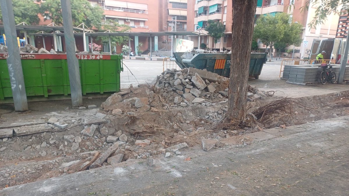 Albiol_XG's tweet photo. 🚧 Més millores! A #Badalona continuem impulsant grans obres, però també donant resposta a aquelles petites millores que, tot i que puguin semblar menors, són de gran importància per als nostres veïns.

Aquesta setmana hem començat a actuar a la plaça de Joan Miró, al barri de Can Claris, on en molts trams el paviment estava aixecat des de feia molts anys per les arrels dels arbres.

Continuem treballant, plenament conscients de tot el que encara queda per fer. 💪💪 #Badalonisme