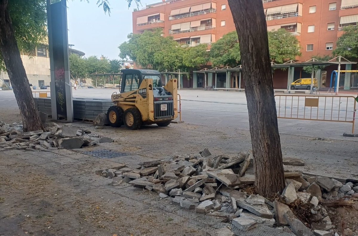 Albiol_XG's tweet photo. 🚧 Més millores! A #Badalona continuem impulsant grans obres, però també donant resposta a aquelles petites millores que, tot i que puguin semblar menors, són de gran importància per als nostres veïns.

Aquesta setmana hem començat a actuar a la plaça de Joan Miró, al barri de Can Claris, on en molts trams el paviment estava aixecat des de feia molts anys per les arrels dels arbres.

Continuem treballant, plenament conscients de tot el que encara queda per fer. 💪💪 #Badalonisme