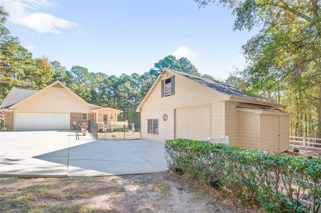Row424's tweet photo. 2150 Oglesby Bridge Road SW, Conyers, GA, 30094
4 bed | 3.5 bath 3700 Sq. Ft.
Active | 670000
https://t.co/VaTaGIr09K
5+ Acres. Zero HOA. Endless Possibilities. Some homes are just houses. This one is a life upgrade. Tucked away on over 5 lush, buildable acres in sought-after... https://t.co/VYTTKDG9JI