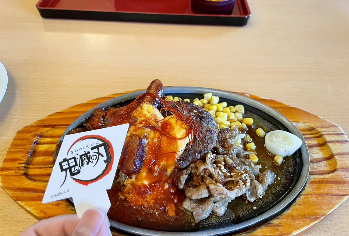 bergamot_c's tweet photo. ジョイフル鬼滅コラボ2回行ってきた🍝
宇髄さんのカラフルチキン南蛮美味しかった！クリアファイルは煉獄さんが出なかったので、第二弾のアクキー？に期待しよう。
善逸と伊之助がいた https://t.co/biiWmLfgNR