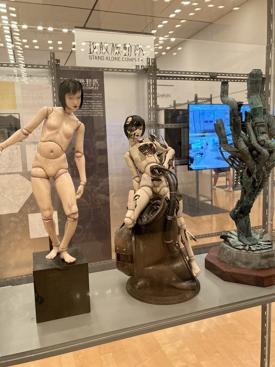 tyokete's tweet photo. 攻殻機動隊展行ってきたけど、電脳visionのチケ持ってると���間指定やから10:30から入れるんよ。持ってないと整理券の番号順で並ばされるから地獄よ。そもそも会場の入口が複数あるから、整理券の列もグダグダなんよ。 https://t.co/hT64gy0wRf
