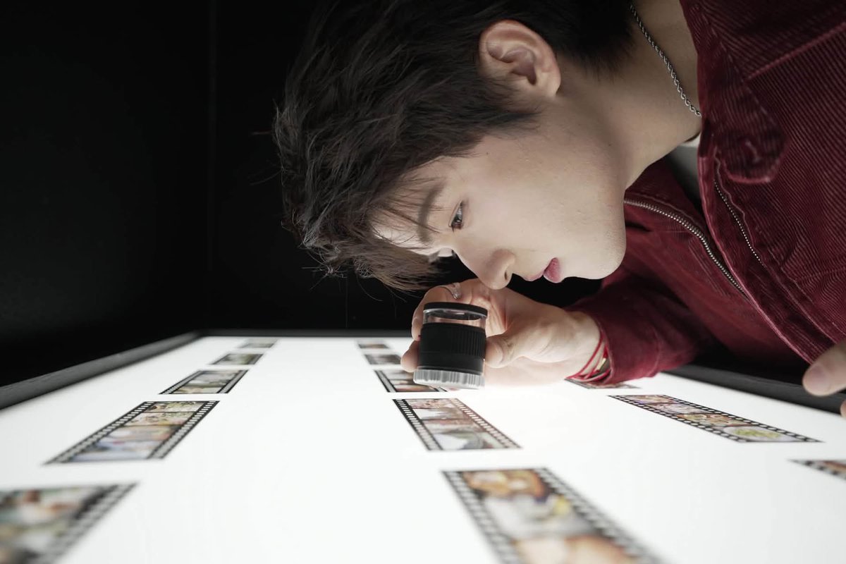 AllNews_th's tweet photo. “สกาย วงศ์รวี” โชว์ผลงานศิลปะสุดเจ๋งดีต่อใจ “เรื่องเล็กจิ๋วที่ยิ่งใหญ่กับใจ” ผ่านพลังของ Small Wins
#skywongravee
#AjinomotoAmino
#PowerOfTheSmall
#EatWellLiveWell
🔗https://t.co/JOGnldabNm
ในวันที่ผู้คนในเมืองให้ความสำคัญกับสุขภาพใจ และคุณค่าในตัวเอง เพิ่มขึ้นอย่างต่อเนื่อง อายิโนะโมะโต๊ะ อะมิโน ชวนทุกคนหยุดพักจากความวุ่นวาย เพื่อค้นพบความหมายของชัยชนะเล็ก ๆ ที่เกิดขึ้นในทุกวัน ผ่าน “Power of The Small (เรื่องเล็กจิ๋วที่ยิ่งใหญ่กับใจ)” นิทรรศการศิลปะแบบอินเทอร์แอ็กทีฟเสมือนจริง ที่จะพาผู้เข้าชมกลับมาเชื่อมโยงกับตัวเอง และมองเห็นคุณค่าของสิ่งเล็ก ๆ ที่ช่วยเติมเต็มความเป็นอยู่ที่ดีในทุกวัน โดยสร้างสรรค์ร่วมกับ Eyedropper Fill สตูดิโอ ณ ริเวอร์ ซิตี้ แบงค็อก ตั้งแต่วันที่ 15 กรกฎาคม ถึง
15 สิงหาคม 2569 เพื่อเปิดพื้นที่ให้ทุกคนได้หยุดพัก ทบทวนตัวเอง และร่วมเฉลิมฉลองทุกก้าวเล็ก ๆ ที่หล่อหลอมสุขภาวะที่ดีในทุกวัน
นิทรรศการ Power of The Small เป็นมากกว่างานแสดงศิลปะ เพราะสะท้อนถึงความเชื่อของอายิโนะโมะโต๊ะ อะมิโน ที่ว่าการเปลี่ยนแปลงที่มีความหมายมักเริ่มต้นจากการลงมือทำสิ่งเล็ก ๆ เสมอ ด้วยแรงบันดาลใจจาก “AminoScience” ความเชี่ยวชาญของอายิโนะโมะโต๊ะในด้านกรดอะมิโน ซึ่งเป็นส่วนประกอบเล็ก ๆ ที่ช่วยค้ำจุนสุขภาพของมนุษย์ นิทรรศการนี้ได้ขยายแนวคิดดังกล่าวไปสู่การดำเนินชีวิตในแต่ละวัน เพื่อกระตุ้นให้ผู้คนเห็นคุณค่าของการลงมือทำอย่างสม่ำเสมอ ซึ่งจะสามารถสร้างการเปลี่ยนแปลงที่มีความหมายต่อทั้งร่างกายและจิตใจได้
ในระยะยาว นิทรรศการนี้จะนำทางผู้เข้าชมผ่าน 3 โซนประสบการณ์แห่งการค้นพบตัวเองที่ออกแบบมาเพื่อสร้างแรงบันดาลใจและมุมมองใหม่ ๆ ต่อสุขภาวะที่ดี:
โซนที่ 1: Big Noises – พื้นที่จัดแสดงแบบอิมเมอร์ซีฟที่ผสานภาพและเสียง ถ่ายทอดแรงกดดัน ความคาดหวัง และความวุ่นวายในชีวิตยุคปัจจุบัน พร้อมชวนผู้เข้าชมหยุดฟังเสียงจากภายใน และกลับมาเชื่อมโยงกับตัวตนของตัวเองอีกครั้ง
โซนที่ 2: Small Choices – พื้นที่จัดแสดงผลงานศิลปะที่ตีความ 50 เรื่องราวของ Small Wins หรือความสำเร็จเล็ก ๆ ในชีวิตประจำวัน ควบคู่กับ Interactive Installation ที่ชวนให้เห็นคุณค่าของการเลือกทำสิ่งดี ๆ
ในแต่ละวัน และความเชื่อมโยงระหว่างสุขภาพกายและสุขภาพใจ
โซนที่ 3: True Voices – พื้นที่ที่เปิดโอกาสให้ผู้เข้าชมร่วมแบ่งปัน Small Wins ของตัวเอง พร้อม
เรียนรู้แนวทางการดูแลสุขภาพที่สามารถเริ่มต้นได้ง่ายในชีวิตประจำวัน และทดลองผลิตภัณฑ์จากกลุ่ม
อายิโนะโมะโต๊ะ อะมิโน ผ่านชุดผลิตภัณฑ์ทดลองที่ออกแบบให้เหมาะกับไลฟ์สไตล์ที่แตกต่างกัน
ในงานเปิดตัวอย่างเป็นทางการนี้ ได้รับเกียรติจากนักแสดงหนุ่มและ Friend of AminoHouse อย่าง สกาย วงศ์รวี นทีธร มาร่วมแบ่งปันมุมมองส่วนตัวเกี่ยวกับความคาดหวังของสังคม และชัยชนะเล็ก ๆ ที่ช่วยให้เขายังคงมีหลักยึดในชีวิต โดยสกายได้กล่าวถึงแนวคิดของนิทรรศการนี้ว่า “สำหรับผม การได้เป็นแบบอย่างให้ใครสักคน ไม่ว่าจะผ่านงานแสดงหรือในฐานะคนคนหนึ่ง และได้รู้ว่าสิ่งที่เราทำช่วยให้ใครบางคนเข้าใจโลกหรือมองเห็นบางเรื่องในชีวิตได้ชัดเจนขึ้น เป็นความรู้สึกที่มีความหมายกับผมมากกว่าความสำเร็จหรือชื่อเสียงอีกครับ มันทำให้ผมรู้ว่าความสุข
ที่แท้จริงมักเกิดจากเรื่องเล็ก ๆ ที่เราได้พบเจอในทุกวัน และมันก็คือ Small Wins ที่คอยเติมพลังให้เราเดินหน้าต่อไป บางครั้งเรื่องเล็ก ๆ ที่เรามองข้ามไป อาจเป็นความสำเร็จที่มีคุณค่าและควรได้ฉลองให้กับตัวเองเหมือนกันครับ”
อายิโนะโมะโต๊ะ อะมิโน ขอเชิญชวนประชาชนทั่วไป ผู้รักสุขภาพ และผู้รักงานศิลปะ มาร่วมค้นพบมุมมองใหม่ของ
สุขภาวะที่ดีผ่านนิทรรศการ ‘Power of The Small’ โดยผู้เข้าชมสามารถเพลิดเพลินไปกับประสบการณ์ รับของขวัญ
สุดพิเศษเพื่อสุขภาวะที่ดี และร่วมฉลองให้กับทุกก้าวเล็ก ๆ สู่ชีวิตที่มีสุขภาพดีและมีความสุขยิ่งขึ้น
ชื่องาน: Power of The Small (เรื่องเล็กจิ๋วที่ยิ่งใหญ่กับใจ)
วันจัดงาน: 15 กรกฎาคม – 15 สิงหาคม 2569 เวลา เวลา 11.00-20.00 น.
สถานที่: ชั้น 2, ริเวอร์ ซิตี้ แบงค็อก
ค่าเข้าชม: ฟรี ไม่มีค่าใช้จ่าย
สำหรับข้อมูลเพิ่มเติมและการอัปเดตกิจกรรม สามารถติดตามได้ทาง Facebook page: Ajinomoto Amino
